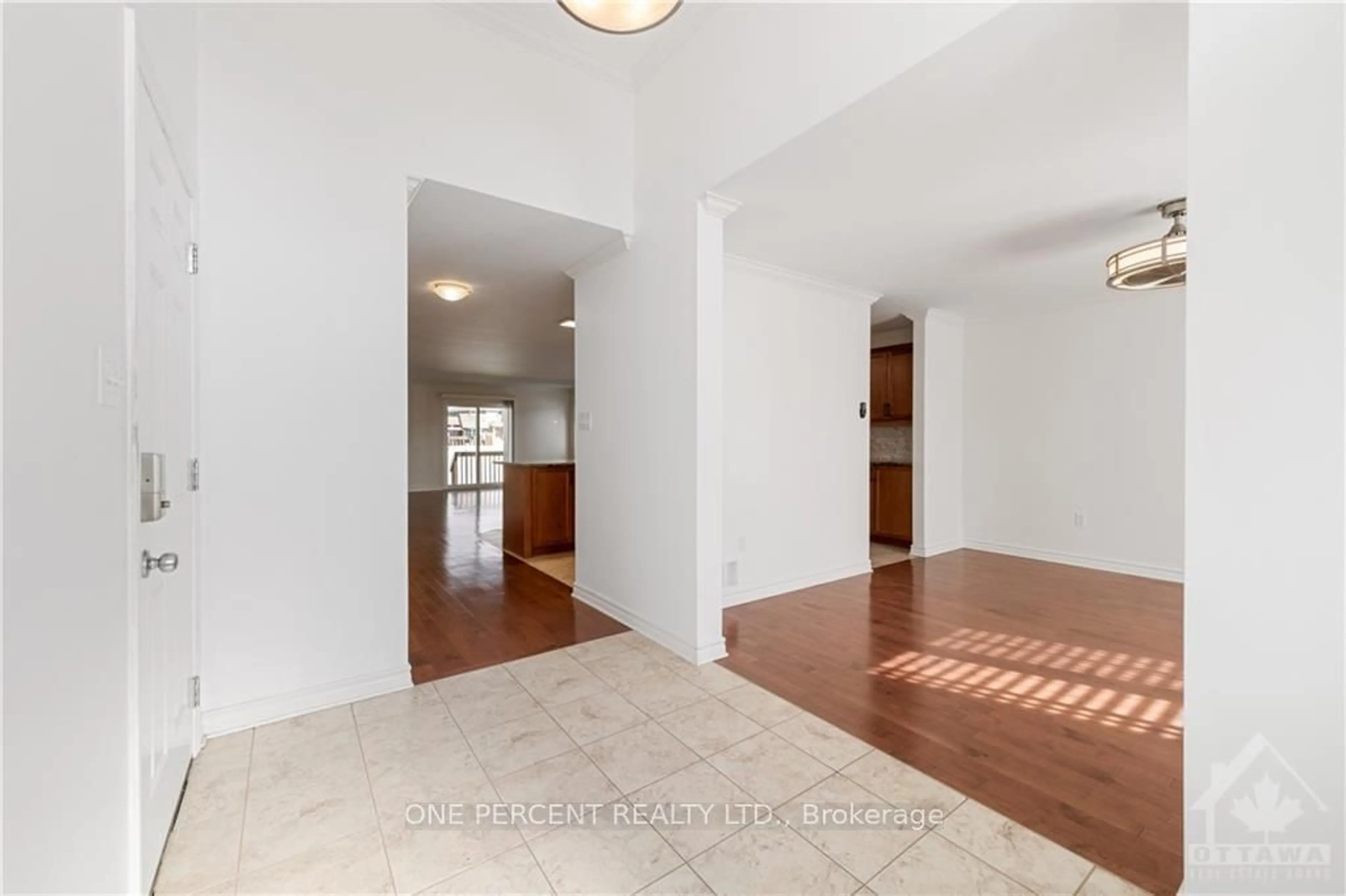 Indoor foyer, wood floors for 368 ZIRCON St, Clarence-Rockland Ontario K4K 0H9