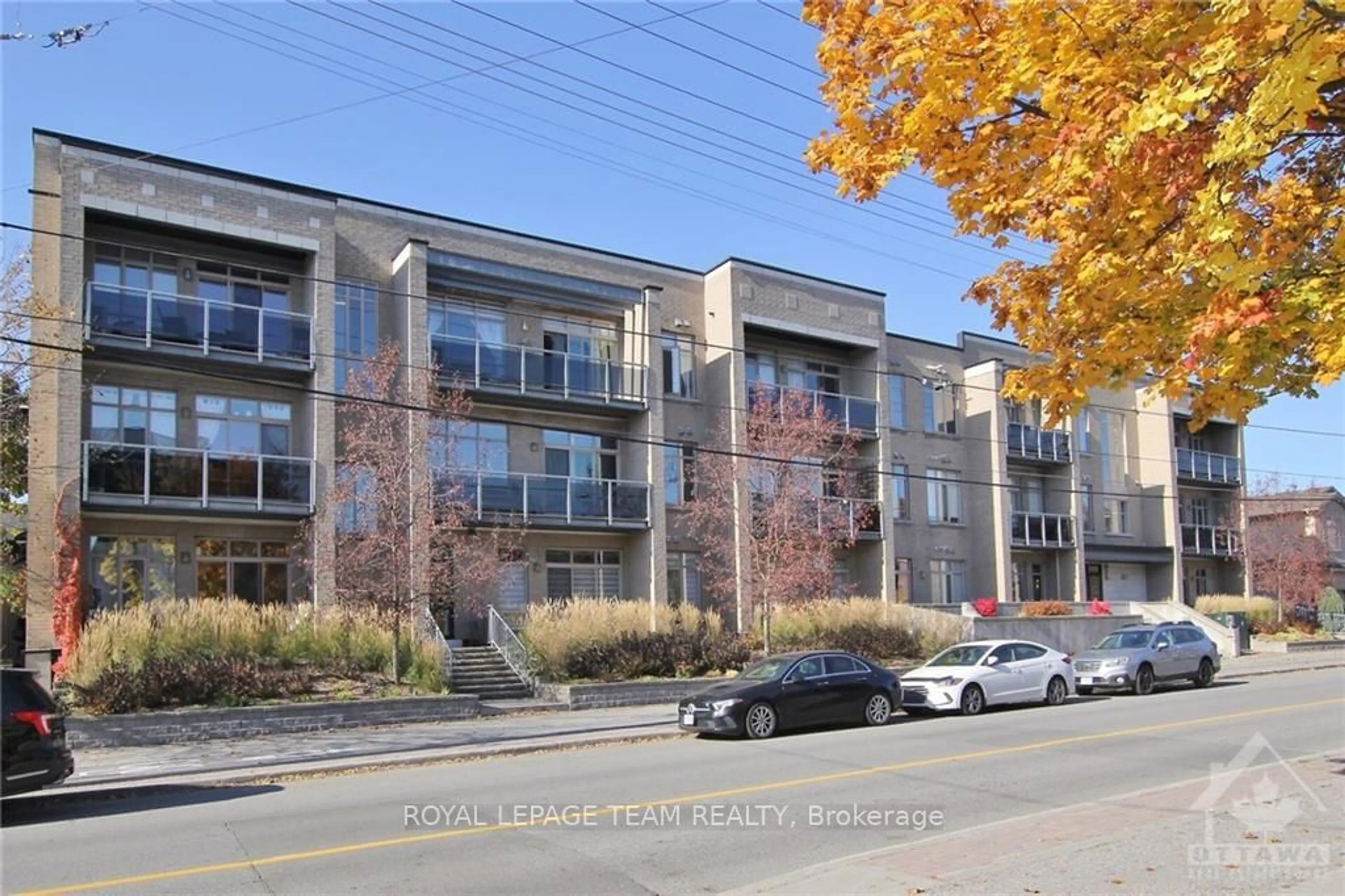 A pic from exterior of the house or condo, the front or back of building for 682 CHURCHILL Ave #206, Carlingwood - Westboro and Area Ontario K1Z 5G5