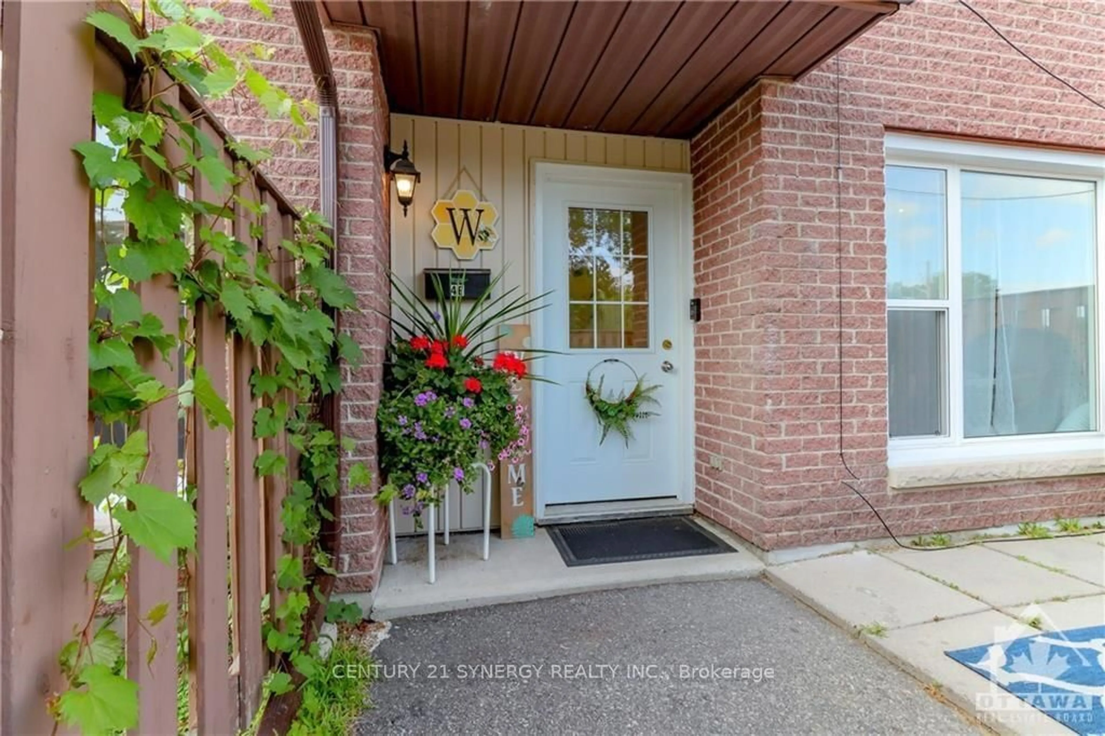 Indoor entryway for 4 PEARL St #E, Smiths Falls Ontario K7A 5B5