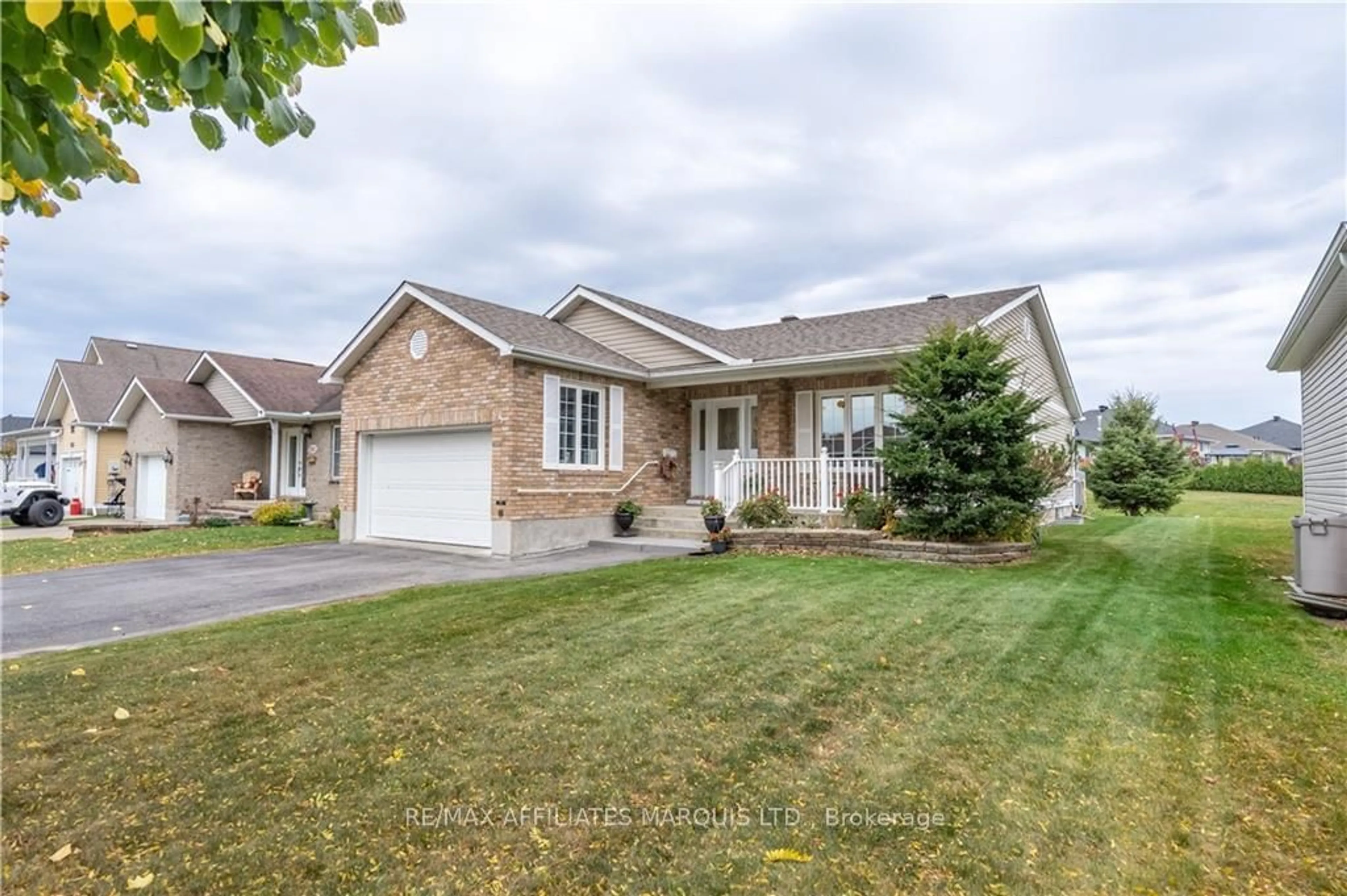 Frontside or backside of a home, the street view for 2250 GLEN BROOK Dr, Cornwall Ontario K6H 7N2