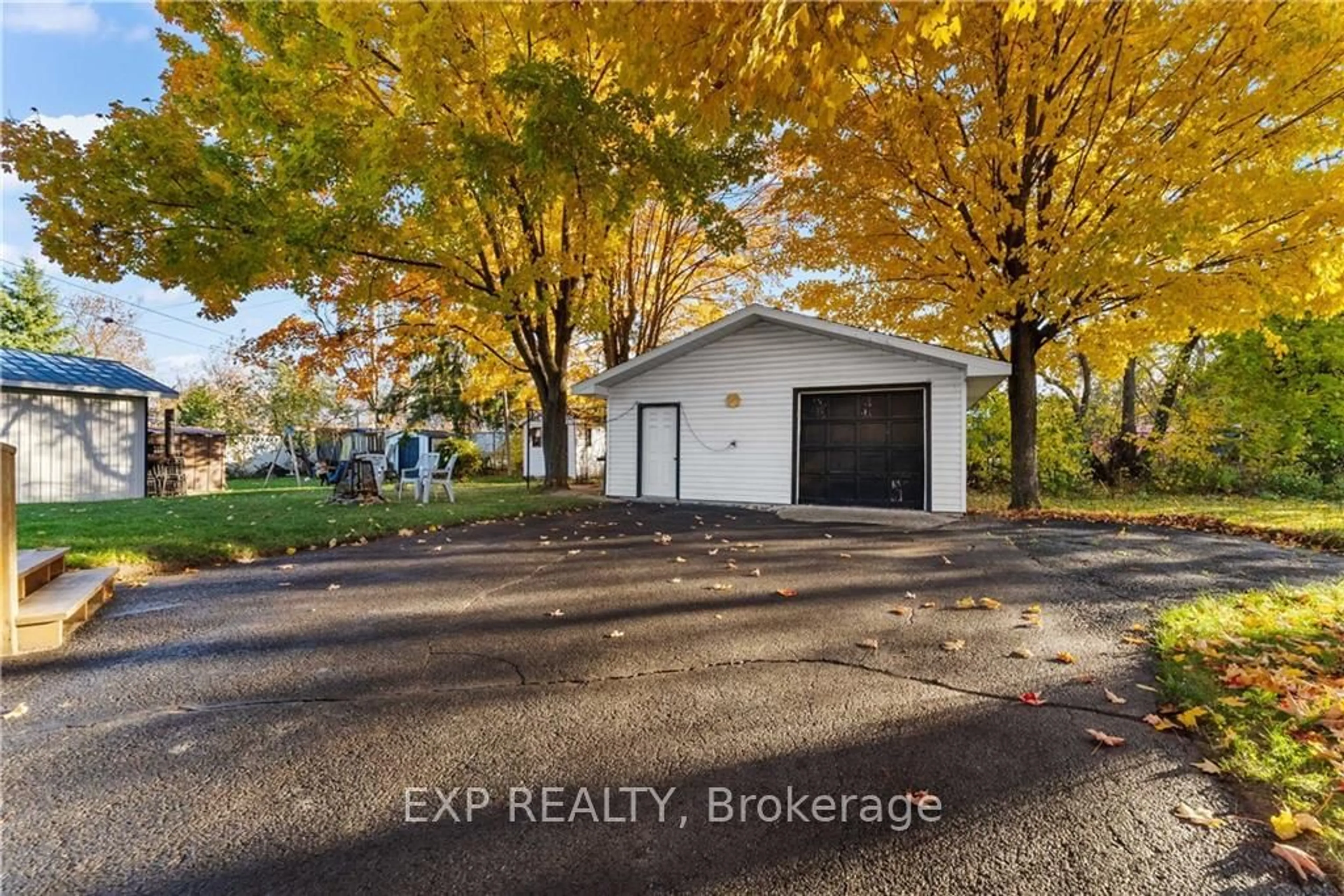 Indoor garage, unknown floor for 316 HARRY St, Renfrew Ontario K7V 3E3