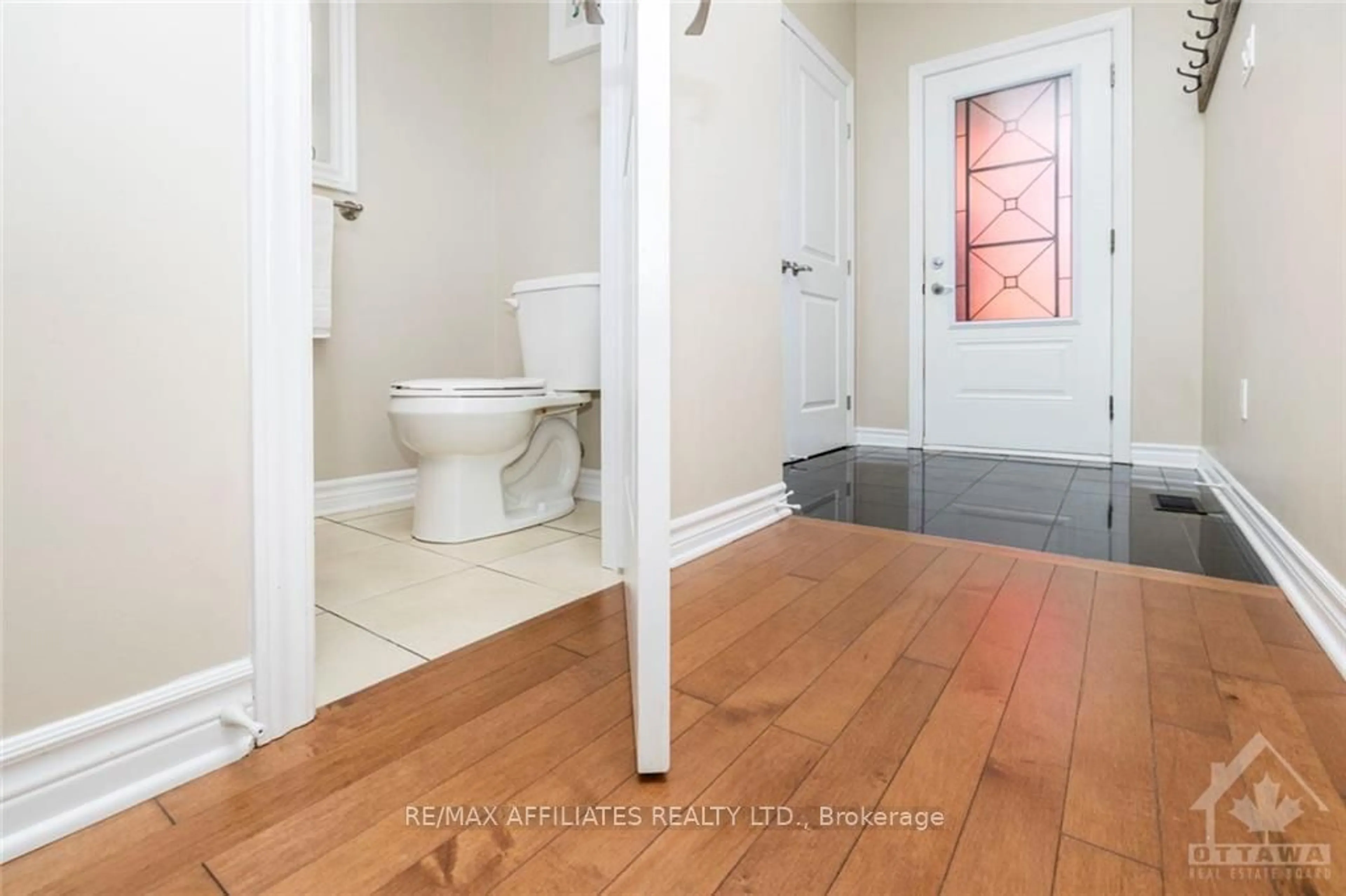 Bathroom, wood floors for 76 FRANCIS St, Carleton Place Ontario K7C 0E9