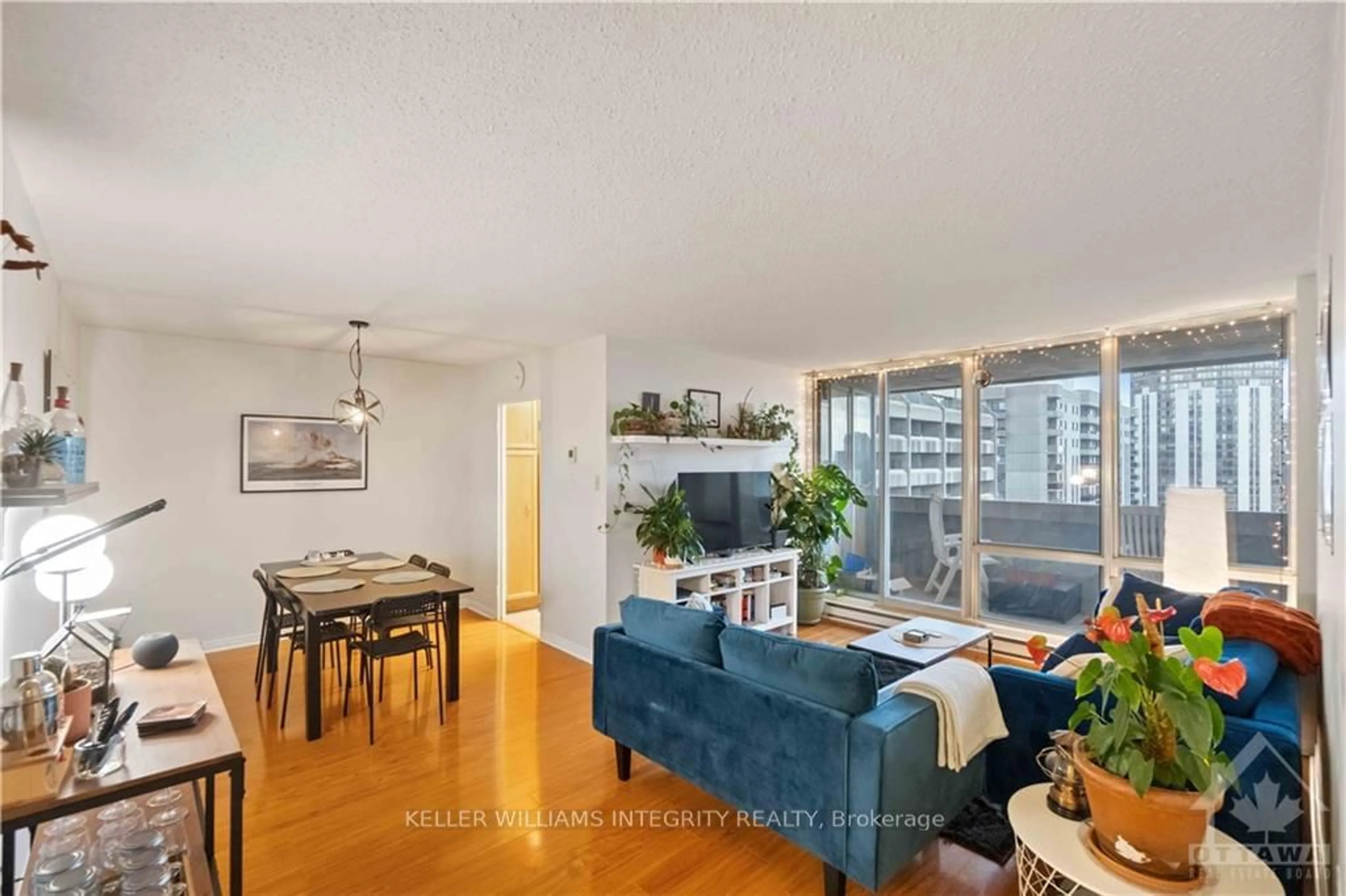 Living room, wood floors for 530 LAURIER Ave #1902, Ottawa Centre Ontario K1R 7T1