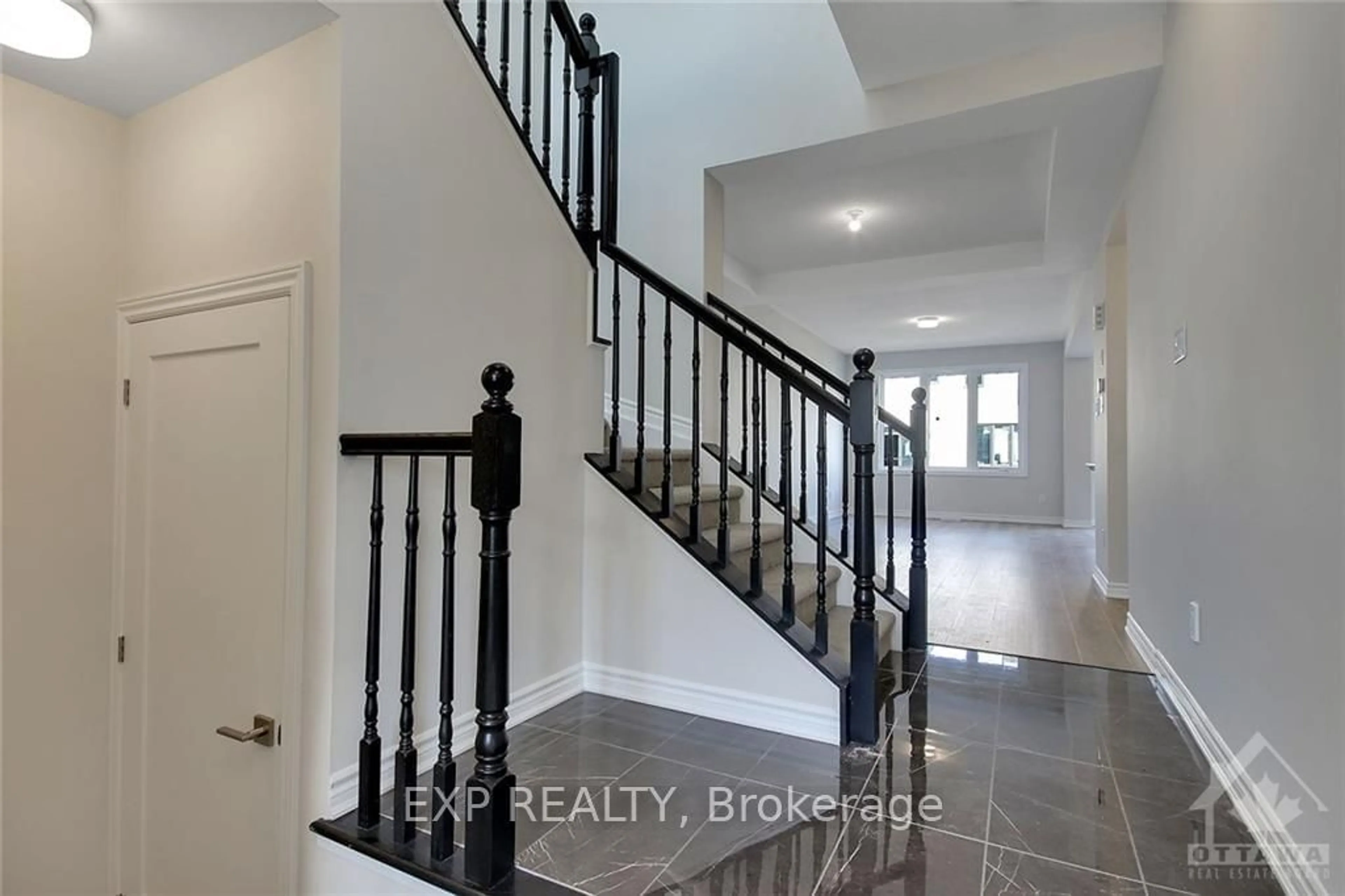 Indoor entryway, wood floors for 616 BRONZE COPPER Cres, Stittsville - Munster - Richmond Ontario K0A 2Z0