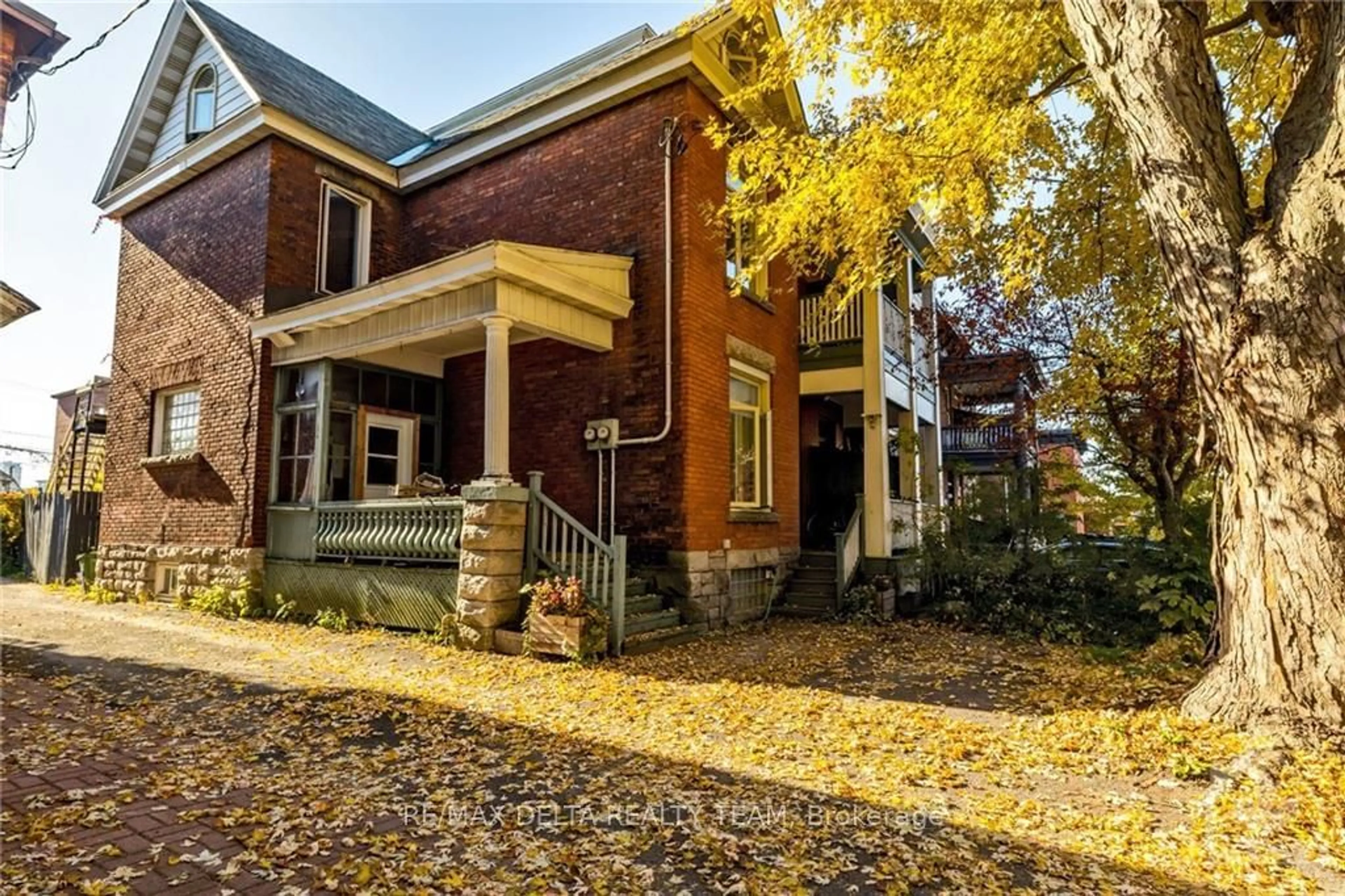 Home with brick exterior material for 90 SPRUCE St, West Centre Town Ontario K1R 6N9