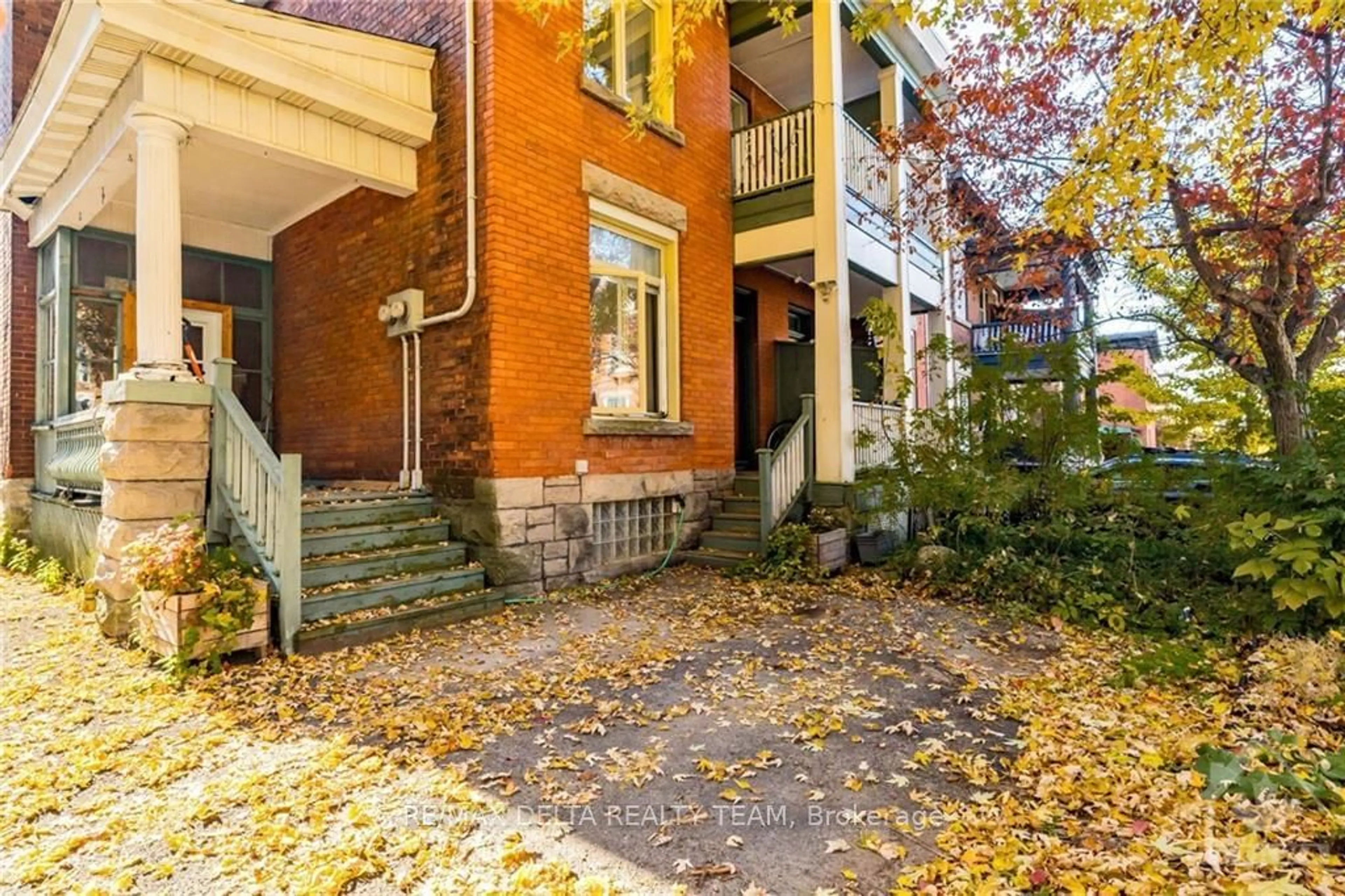 A pic from exterior of the house or condo, the street view for 90 SPRUCE St, West Centre Town Ontario K1R 6N9