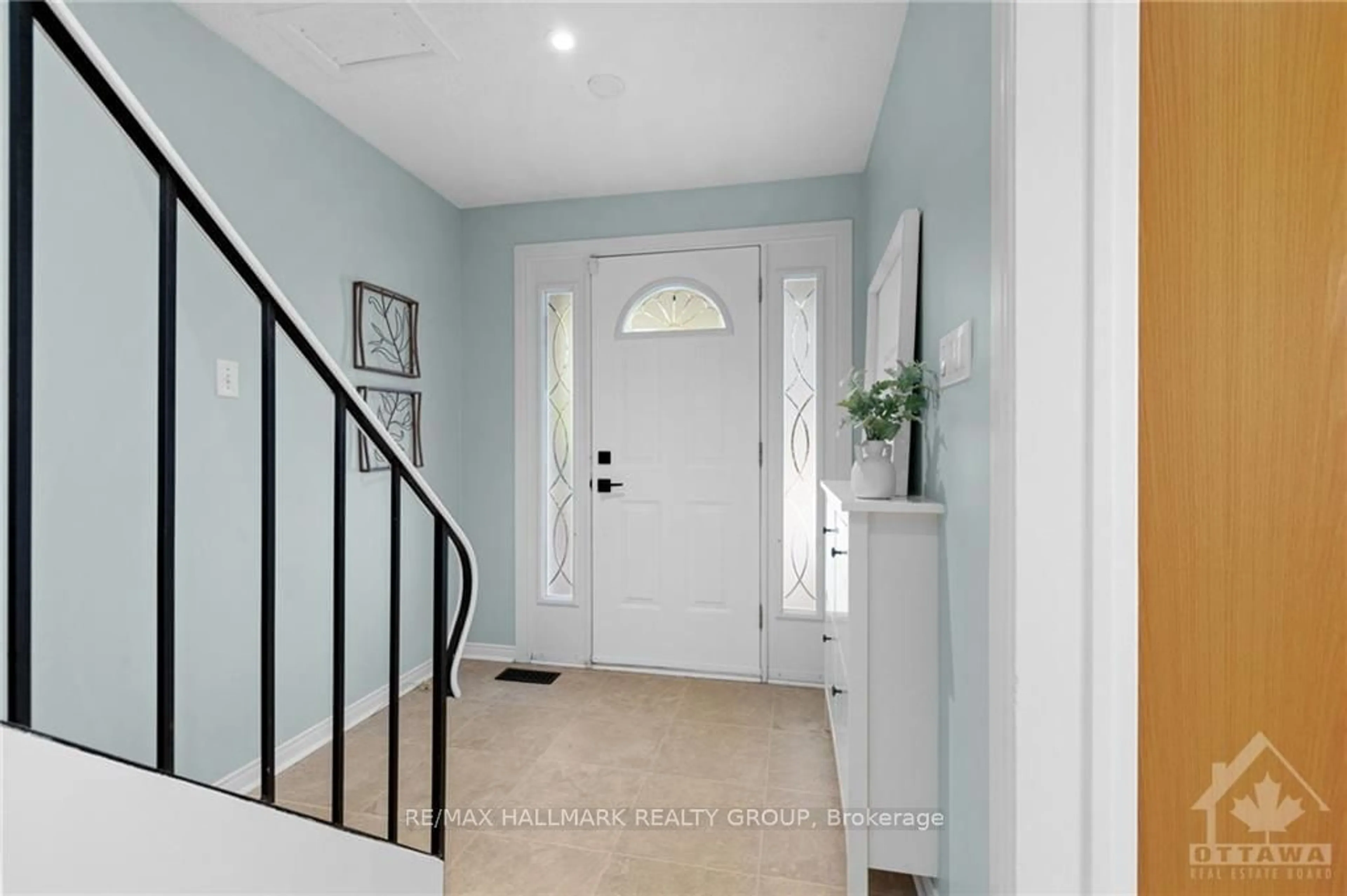 Indoor entryway, wood floors for 2210 LOYOLA Ave #38, Beacon Hill North - South and Area Ontario K1J 8H5