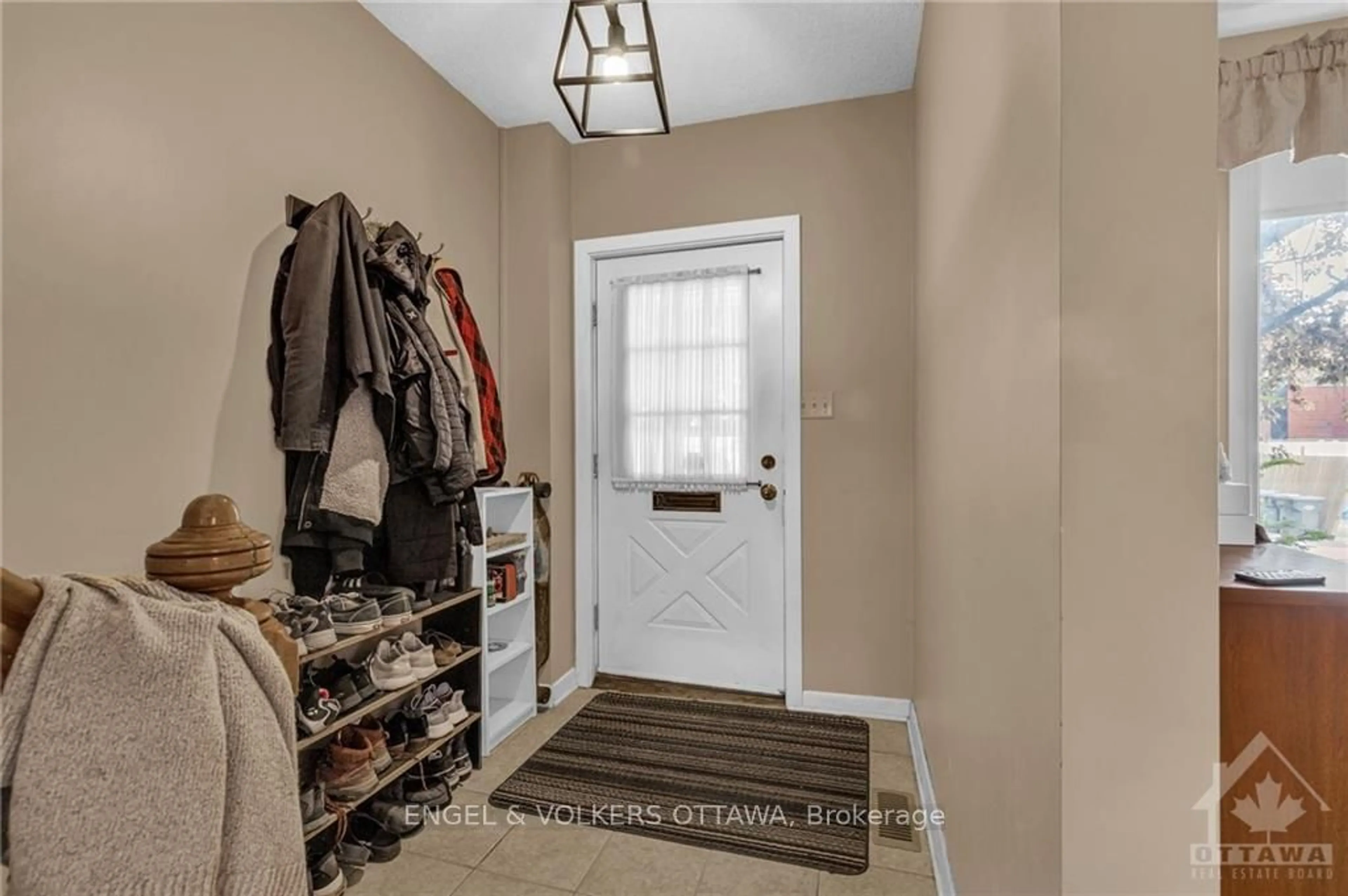 Indoor entryway, wood floors for 11 MELROSE Ave, West Centre Town Ontario K1Y 1T8