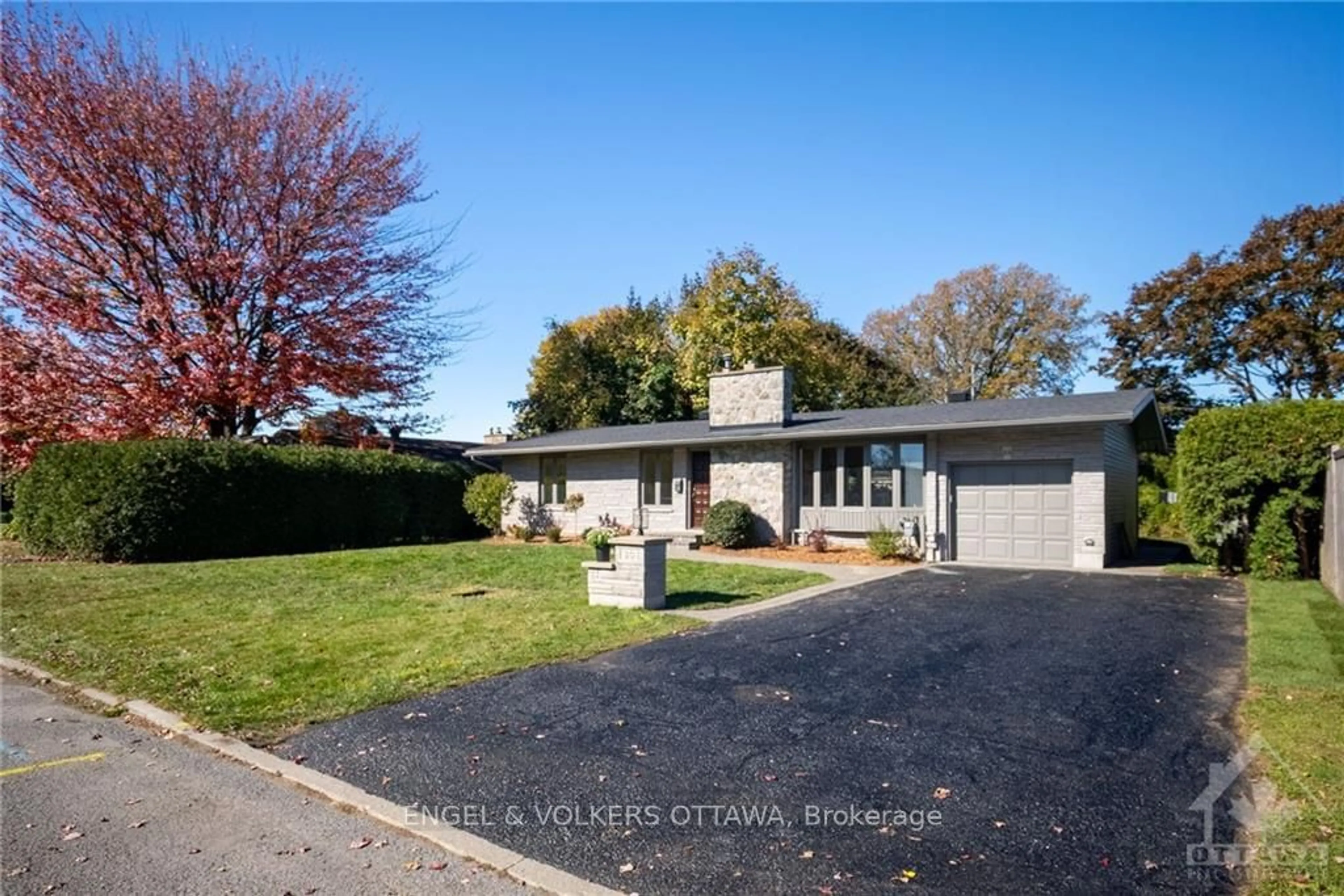 Frontside or backside of a home, the street view for 20 ILKLEY Cres, South of Baseline to Knoxdale Ontario K2G 0W7