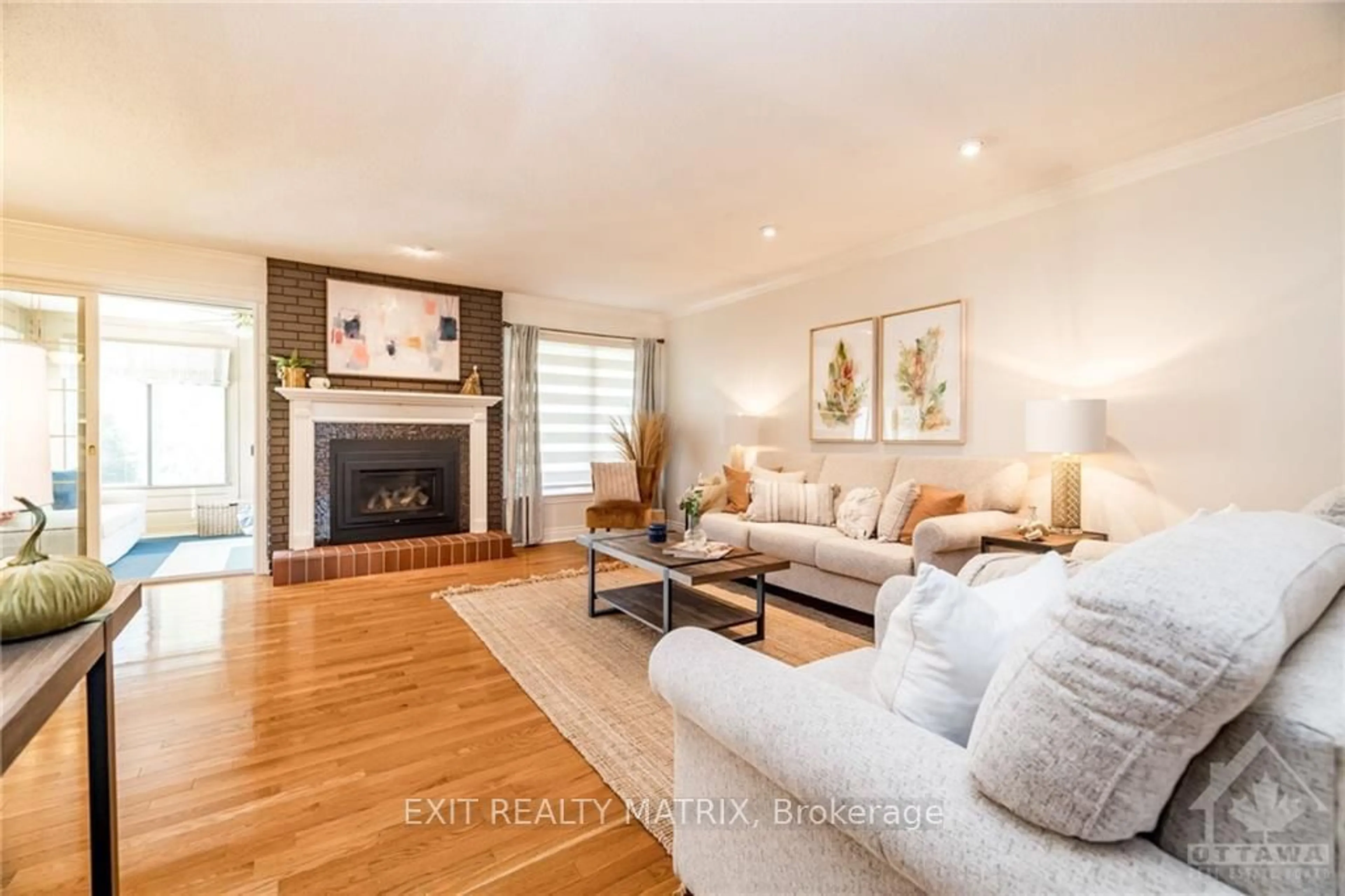 Living room, wood floors for 21 GLEN ABBEY Cres, Stittsville - Munster - Richmond Ontario K2S 1R6