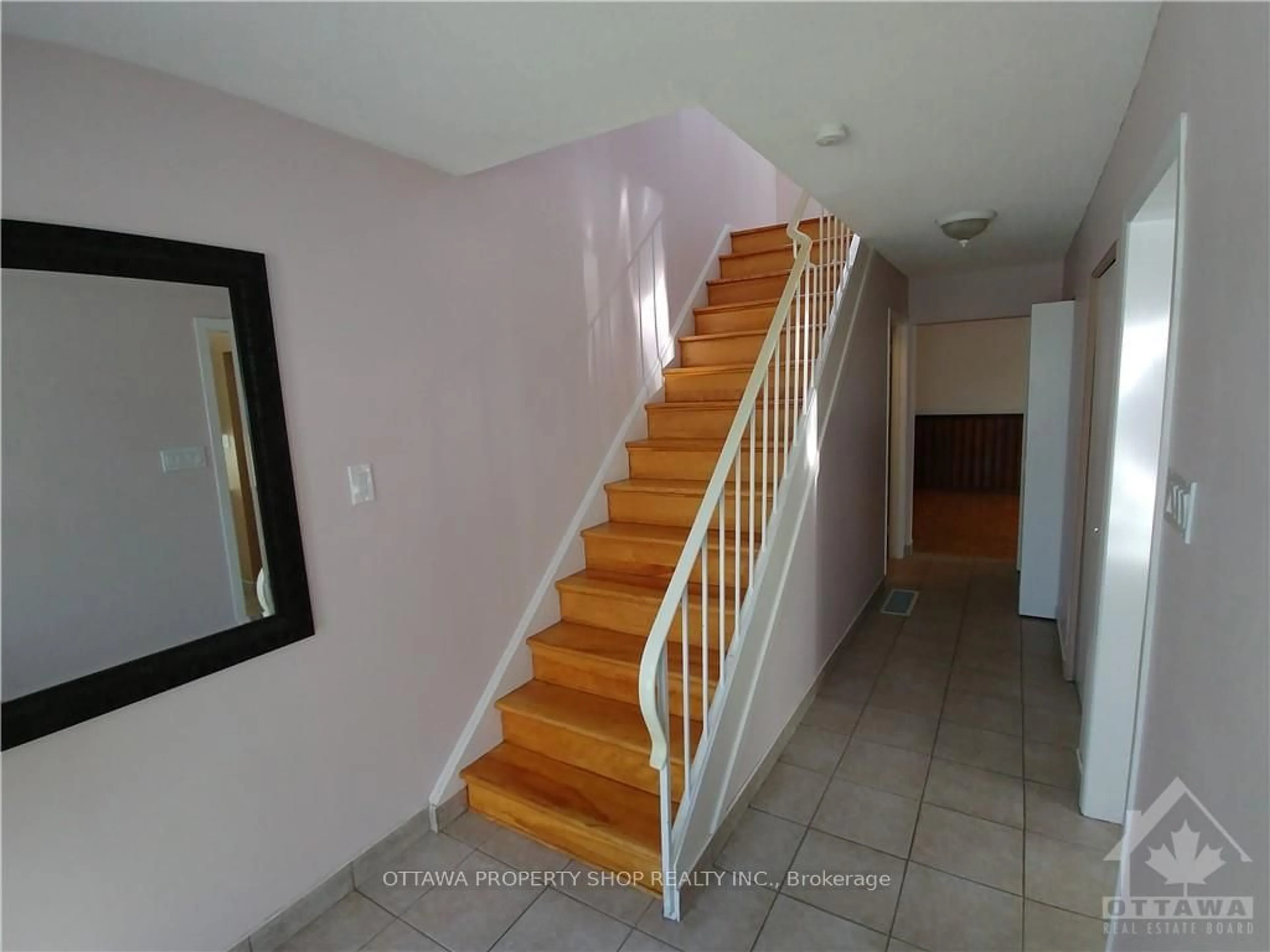 Indoor foyer, wood floors for 2063 JASMINE Cres #63, Beacon Hill North - South and Area Ontario K1J 7W2