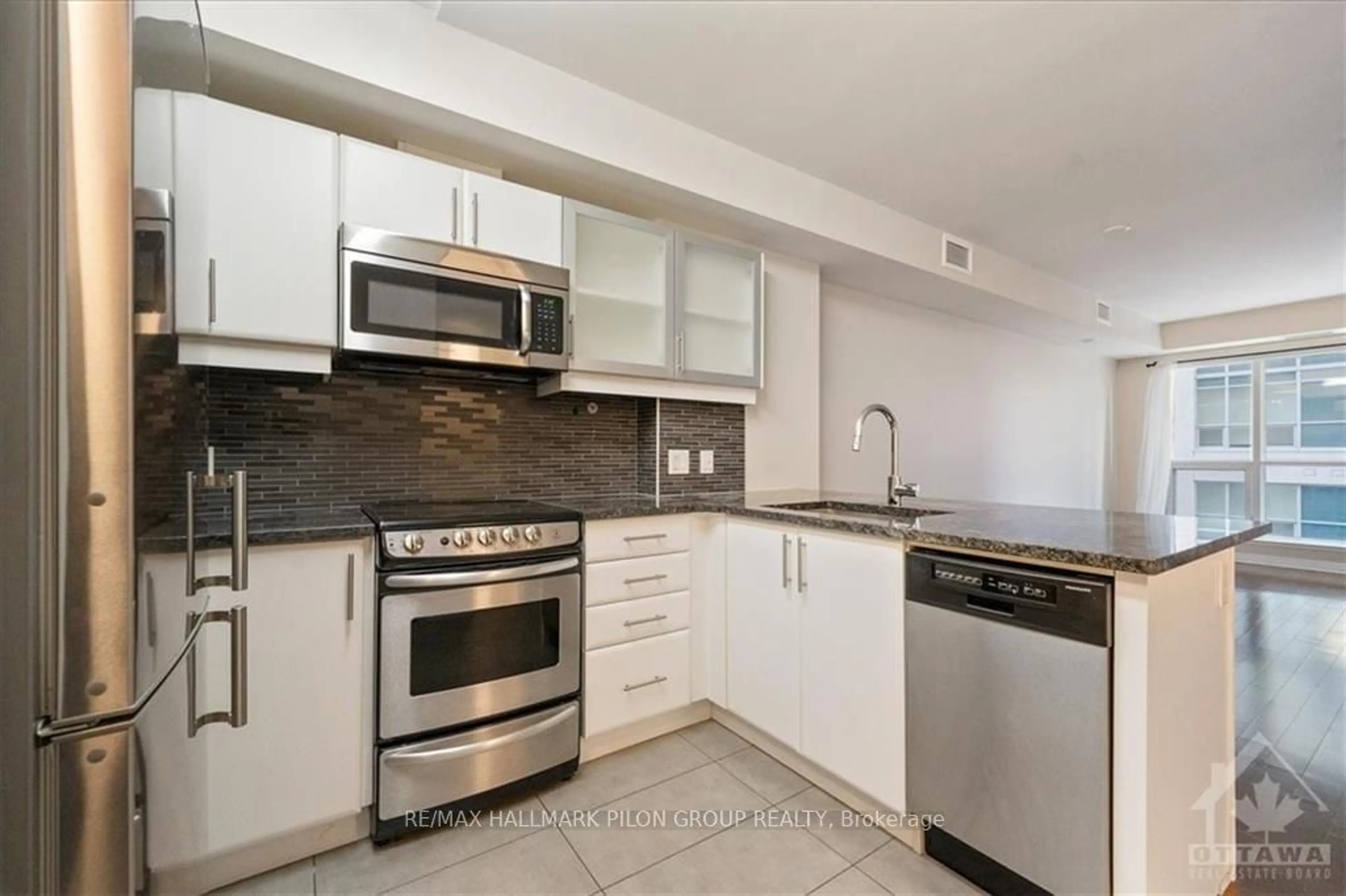 Standard kitchen for 195 BESSERER St #1806, Lower Town - Sandy Hill Ontario K1N 0B6