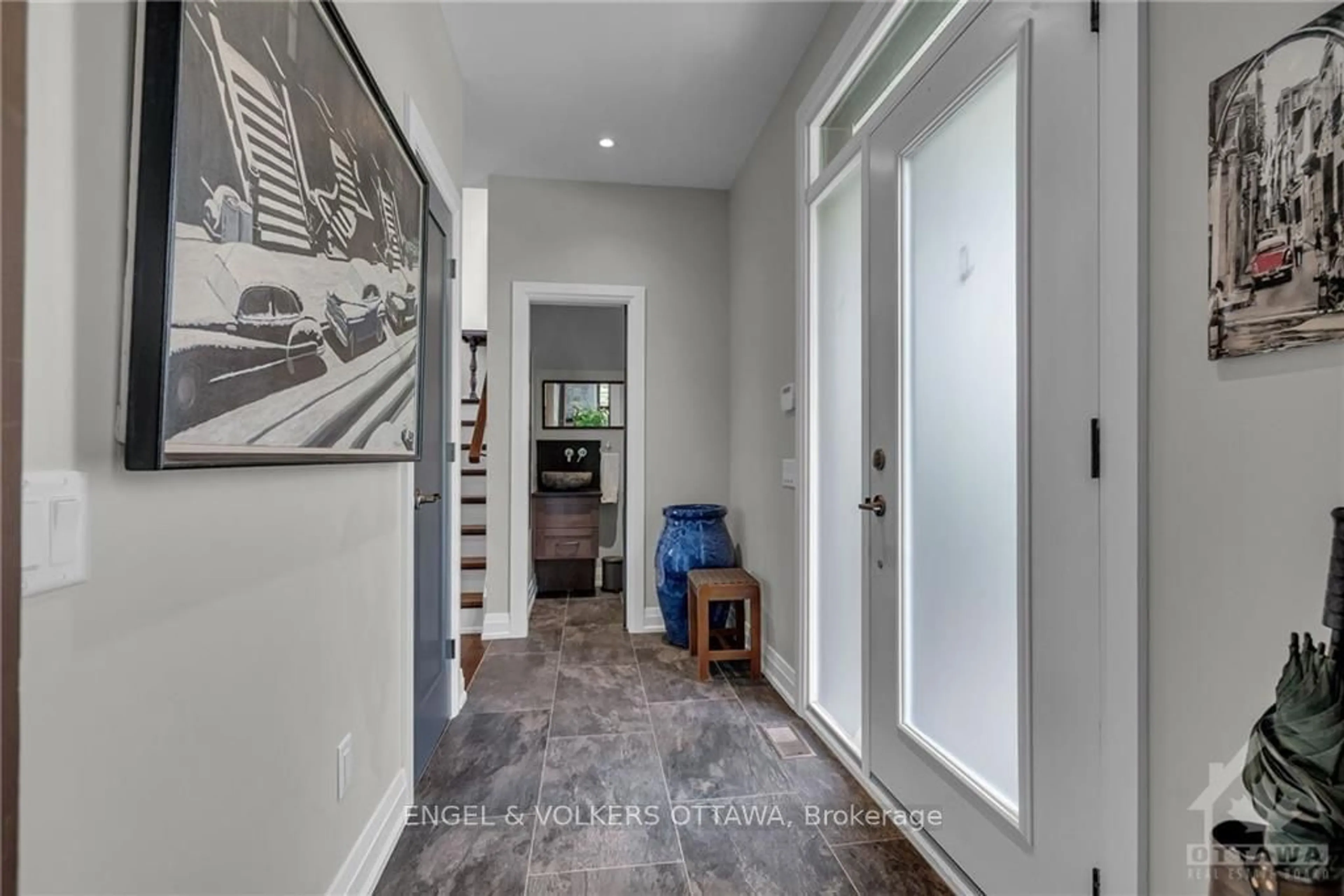 Indoor entryway, wood floors for 598 GOLDEN Ave, Carlingwood - Westboro and Area Ontario K2A 2G1