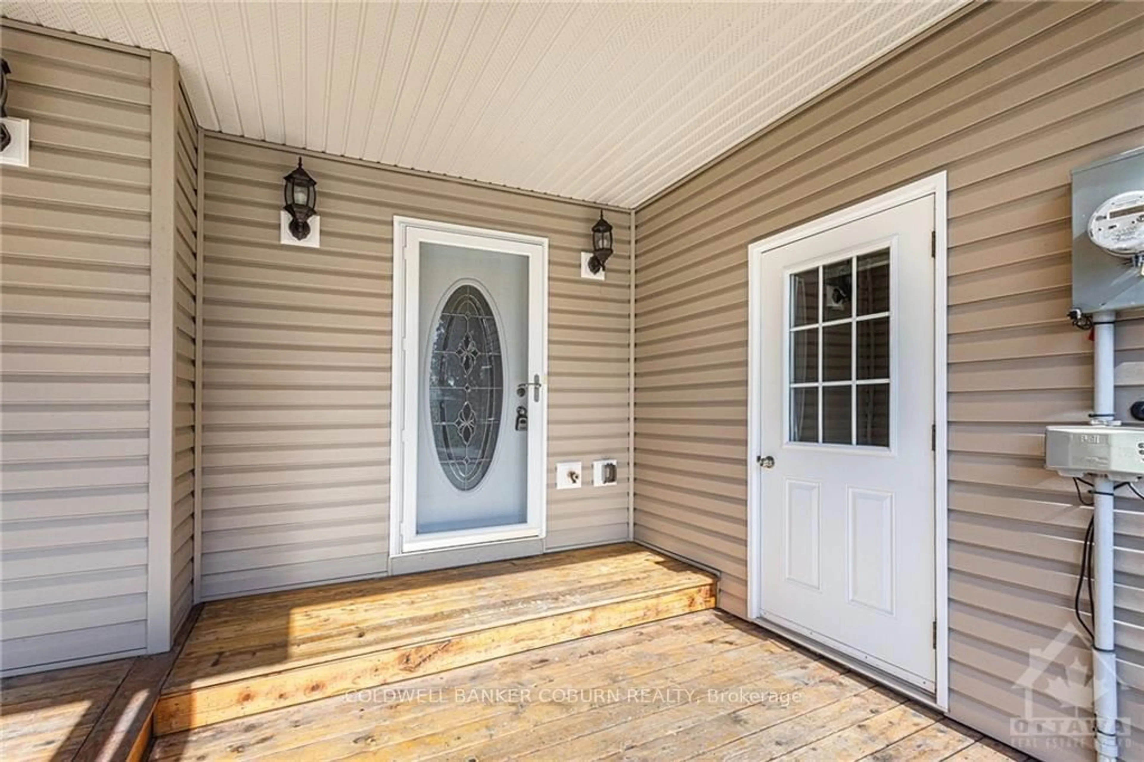 Indoor entryway, wood floors for 456 NORTH St, North Dundas Ontario K0C 2K0