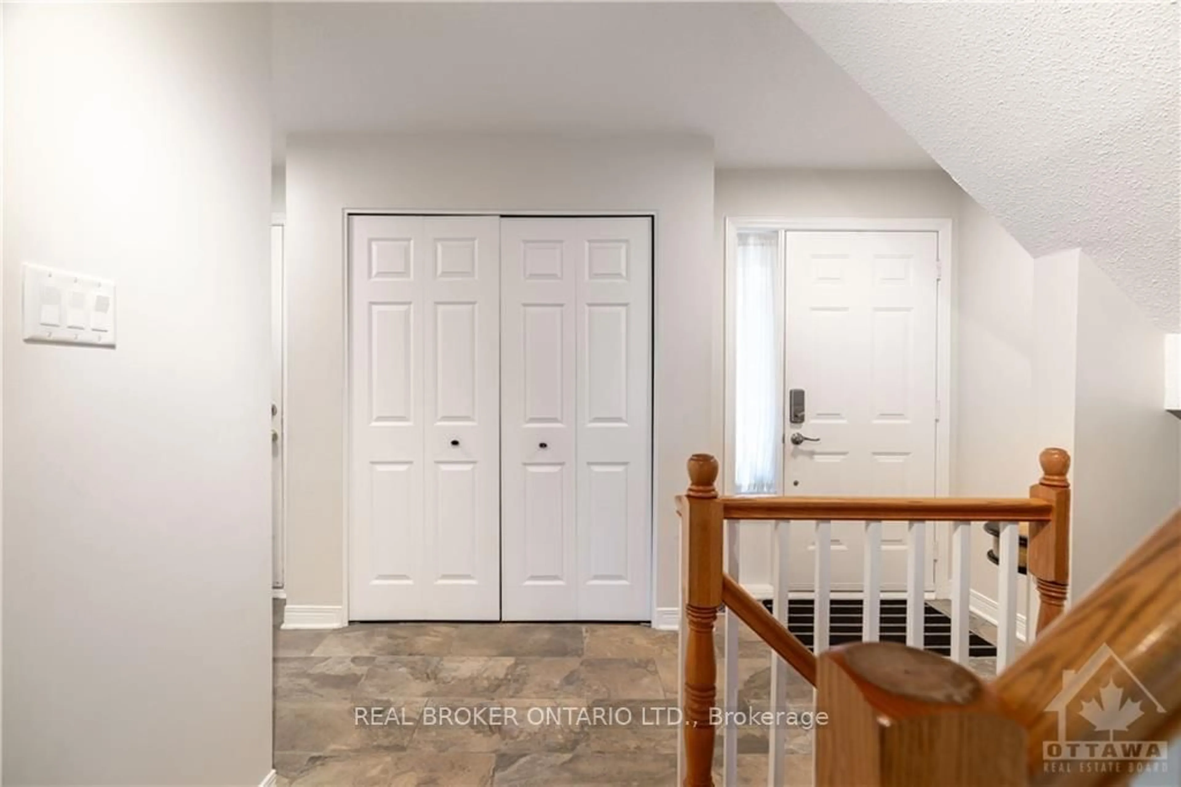 Indoor entryway, wood floors for 1986 SCULLY Way, Orleans - Cumberland and Area Ontario K4A 4H2