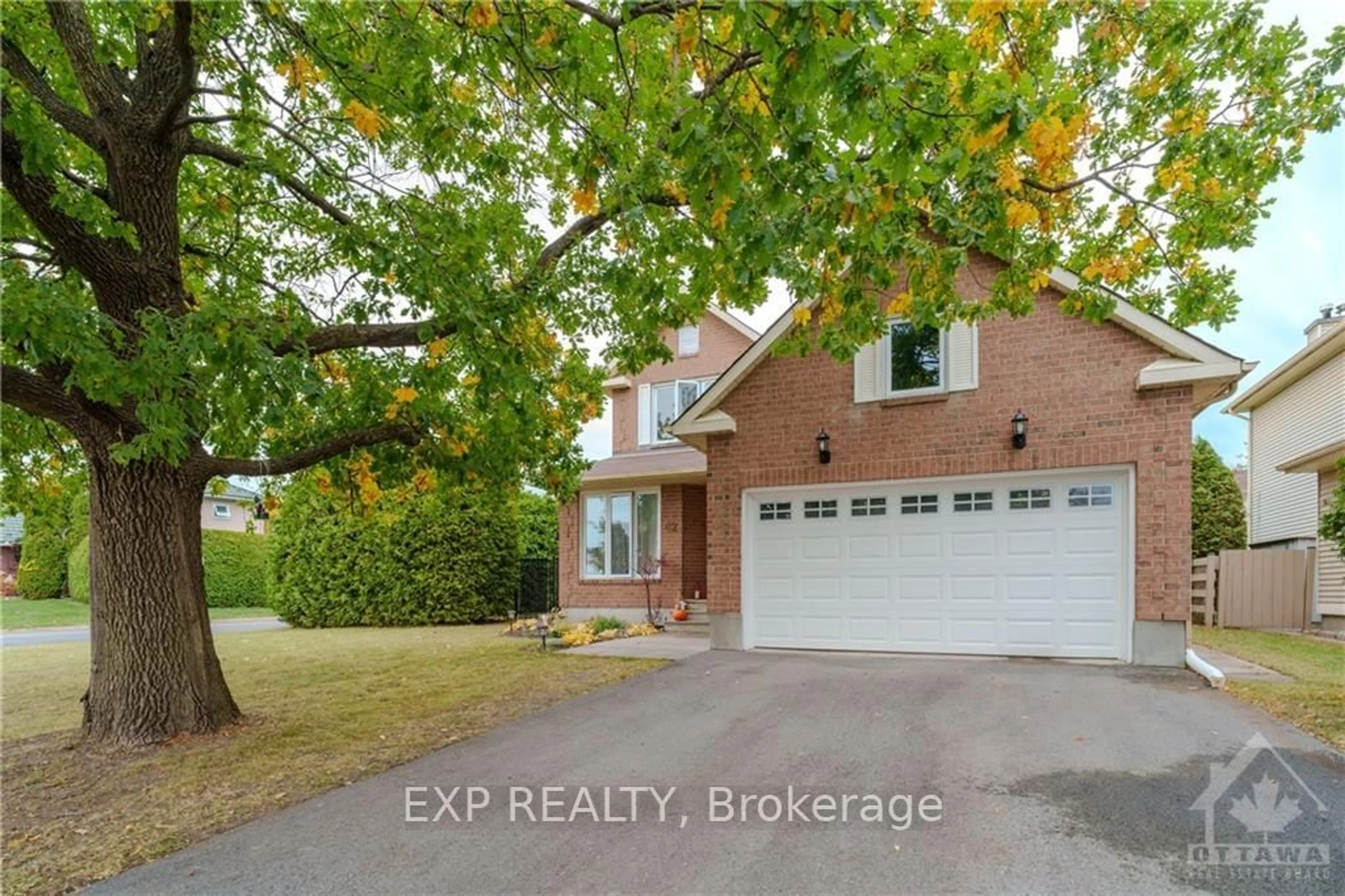 Frontside or backside of a home, the street view for 42 WEYBRIDGE Dr, Barrhaven Ontario K2J 2Z8