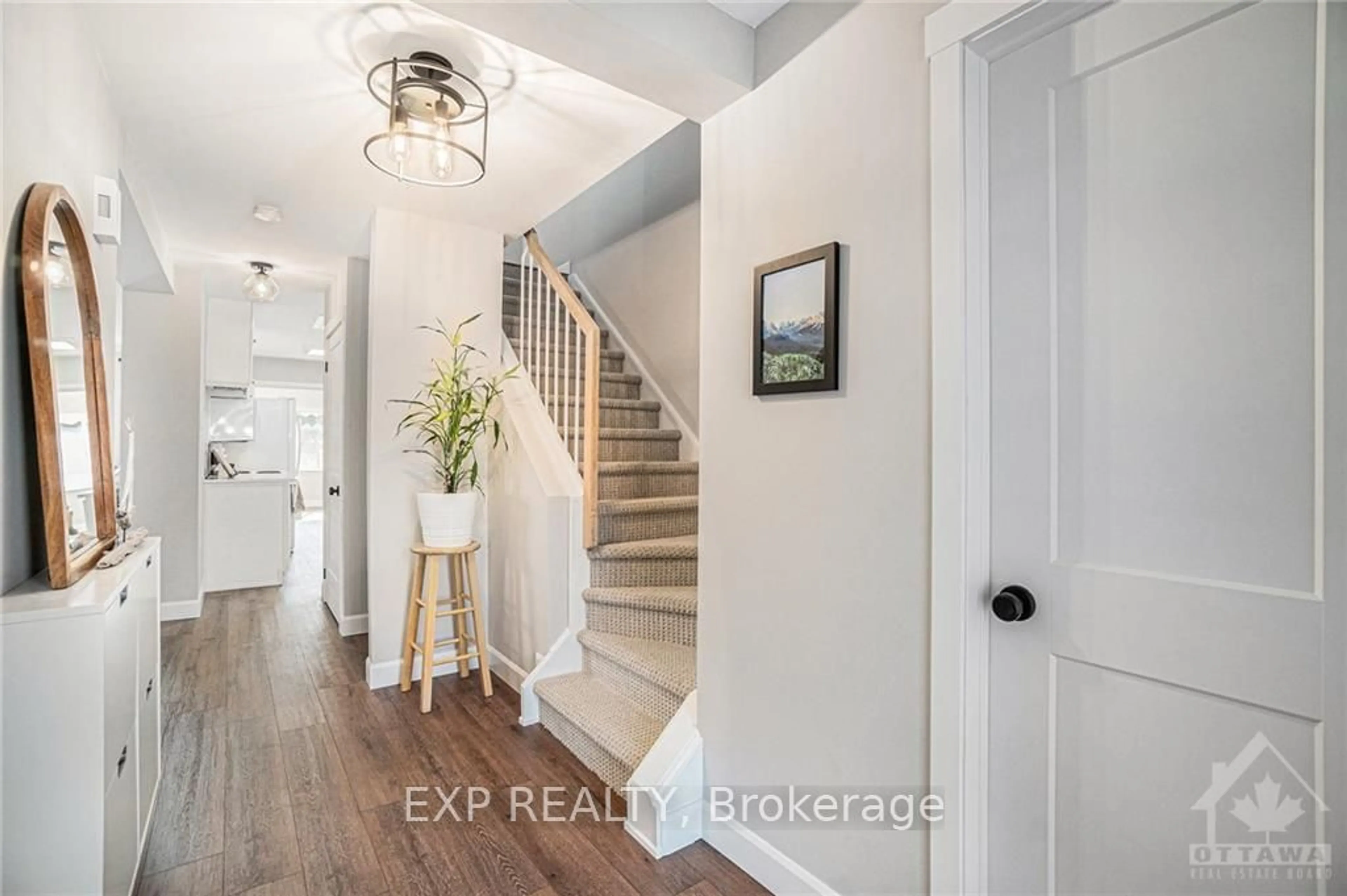 Indoor entryway, wood floors for 1656 TACHE Way, Orleans - Cumberland and Area Ontario K4A 2S2