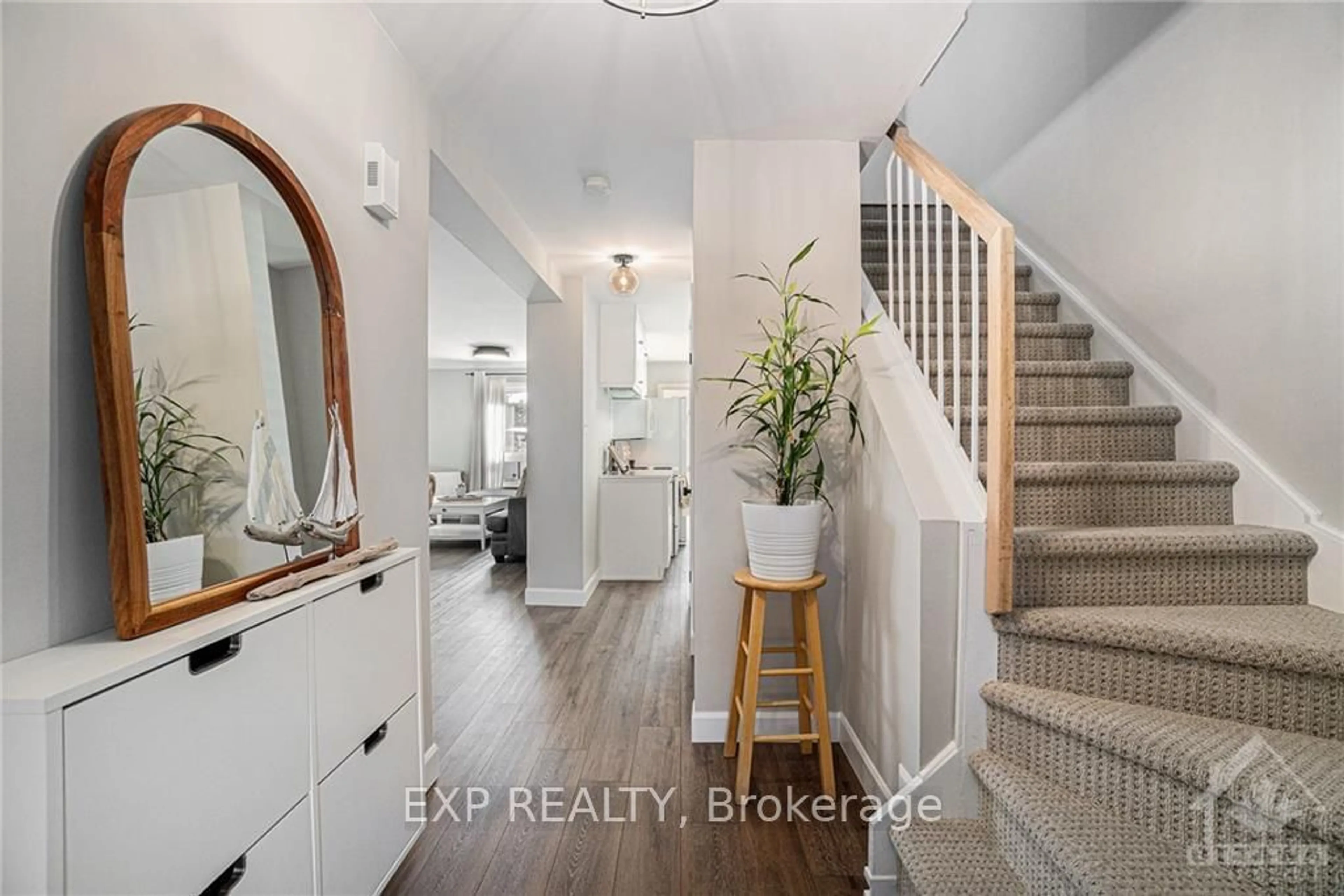 Indoor entryway, wood floors for 1656 TACHE Way, Orleans - Cumberland and Area Ontario K4A 2S2