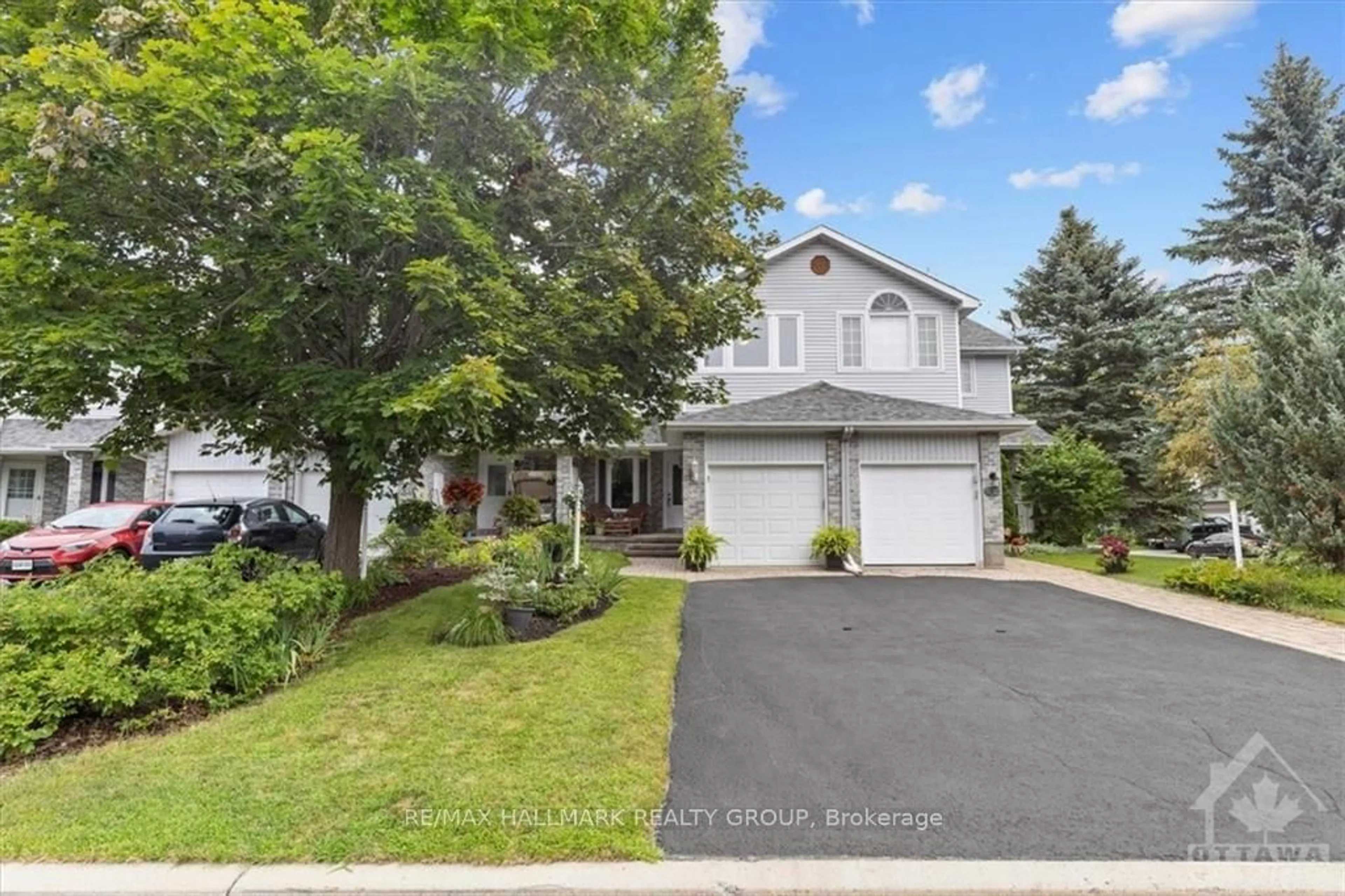 Frontside or backside of a home, the street view for 32 WHALINGS Circ, Stittsville - Munster - Richmond Ontario K2S 1S4