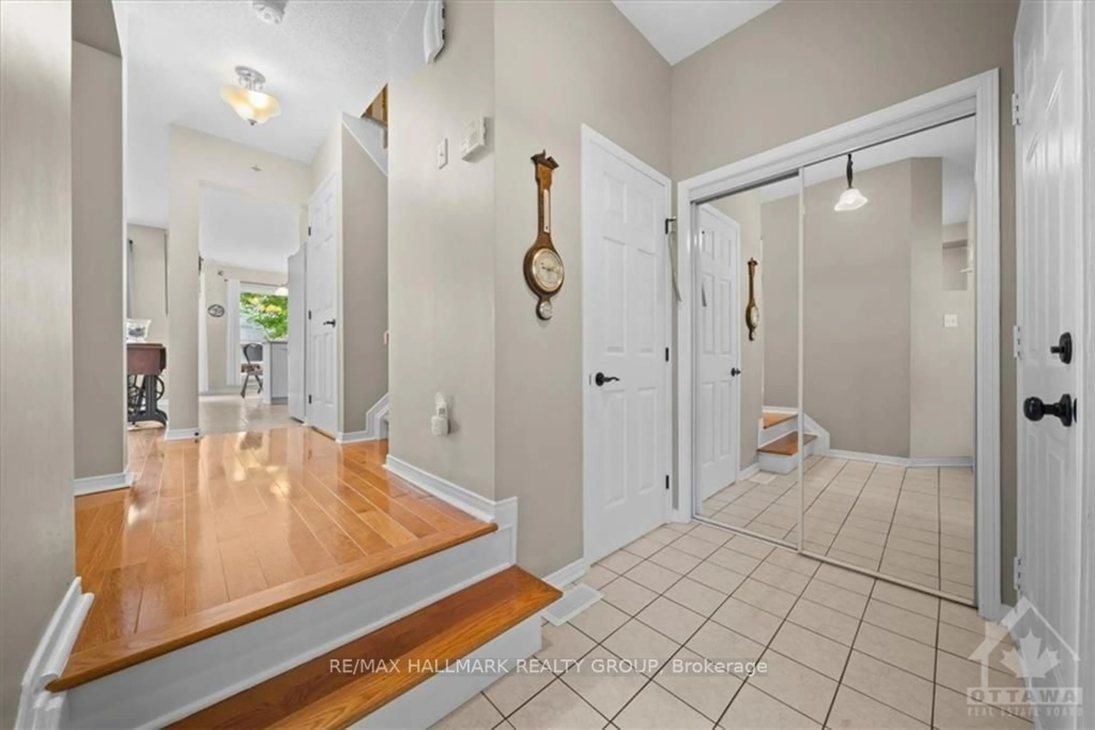 Indoor entryway, wood floors for 32 WHALINGS Circ, Stittsville - Munster - Richmond Ontario K2S 1S4