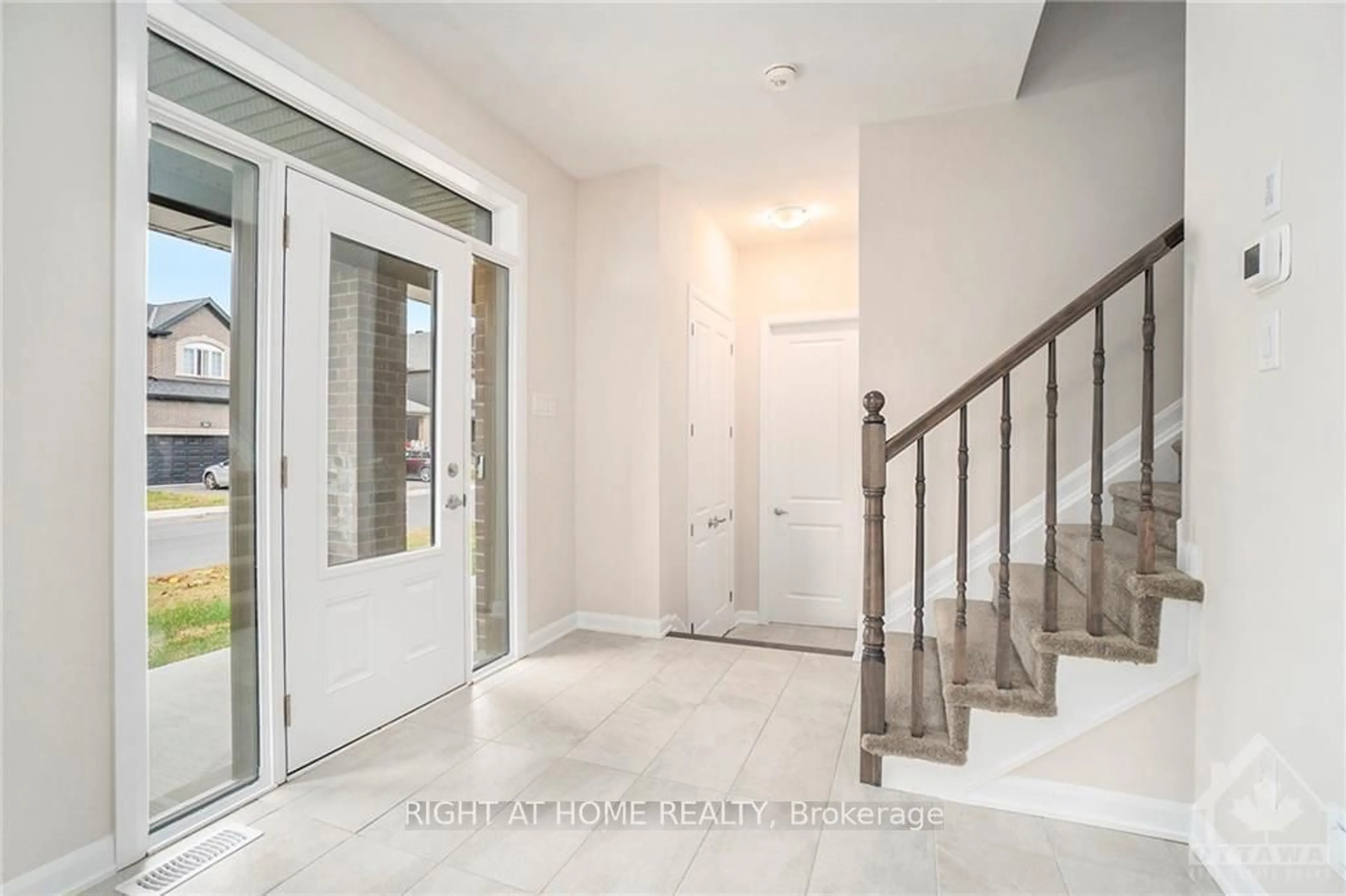 Indoor entryway, cement floor for 10 FOSSA Terr, Barrhaven Ontario K2J 6W4