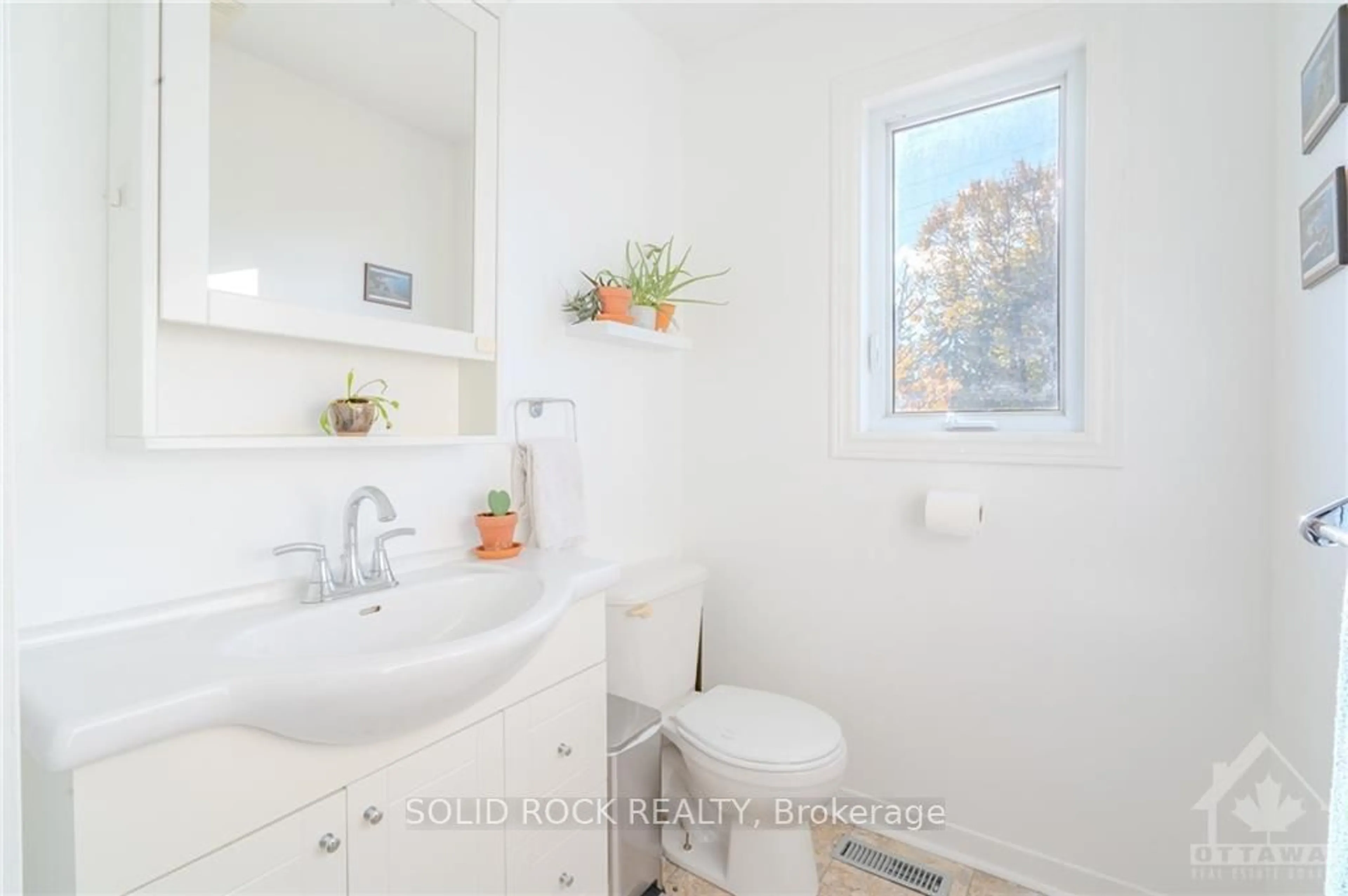 Standard bathroom for 49 TYNDALL St, Tunneys Pasture and Ottawa West Ontario K1Y 4N8