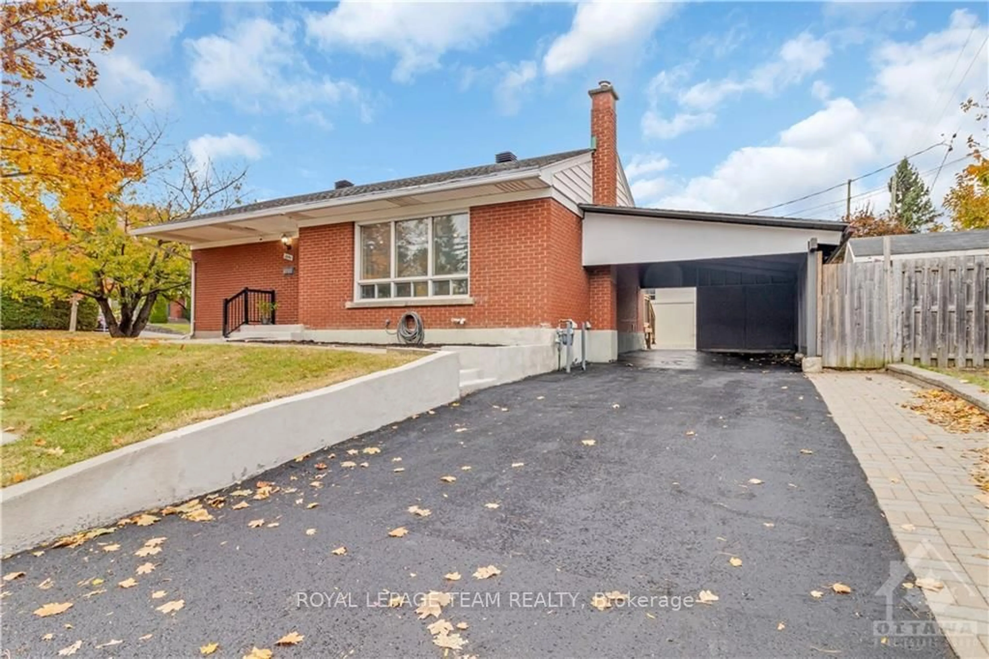 Home with brick exterior material for 2686 IRIS St, Parkway Park - Queensway Terrace S and Area Ontario K2C 1E6