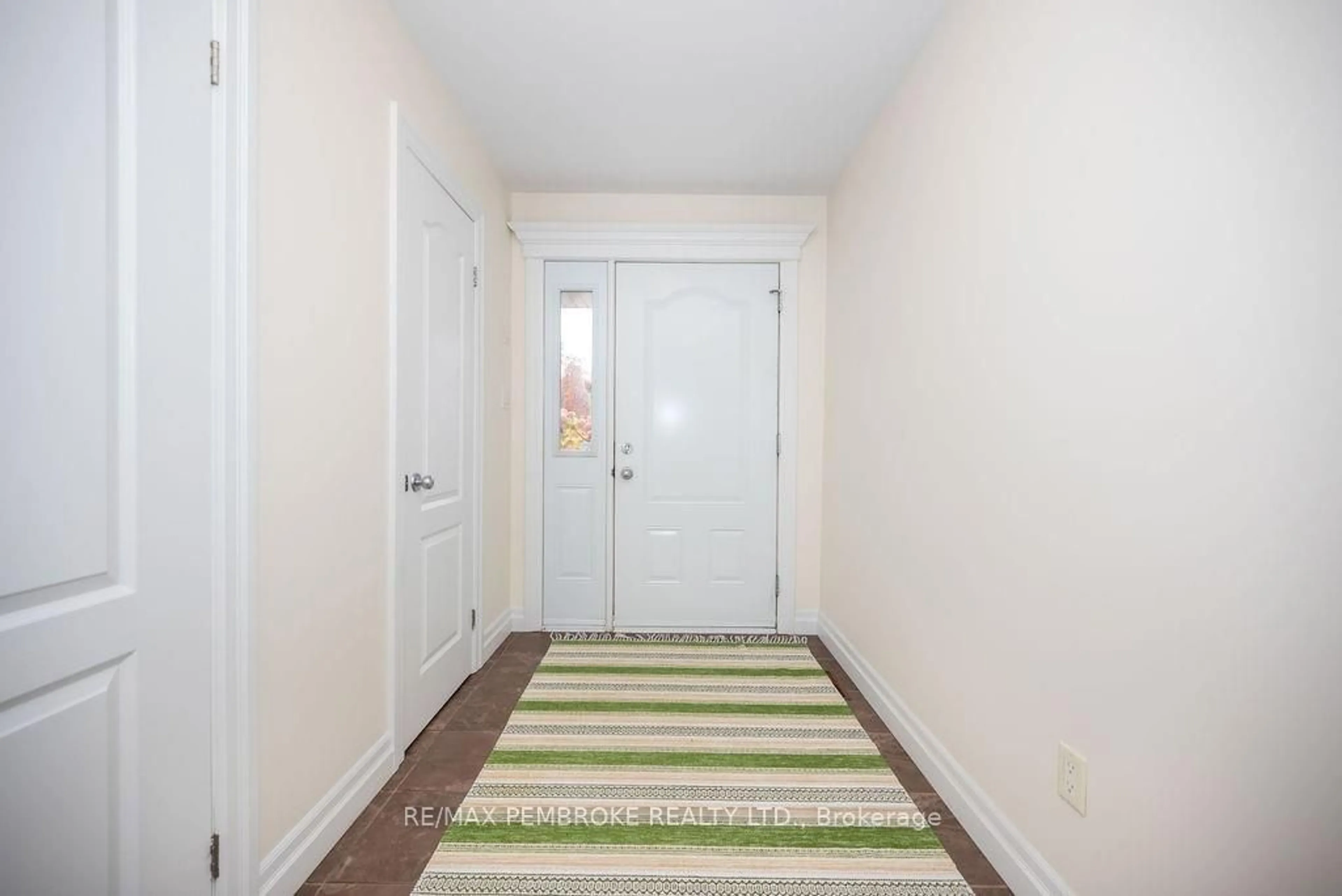 Indoor entryway, wood floors for 5 VERMONT, Petawawa Ontario K8H 3N4