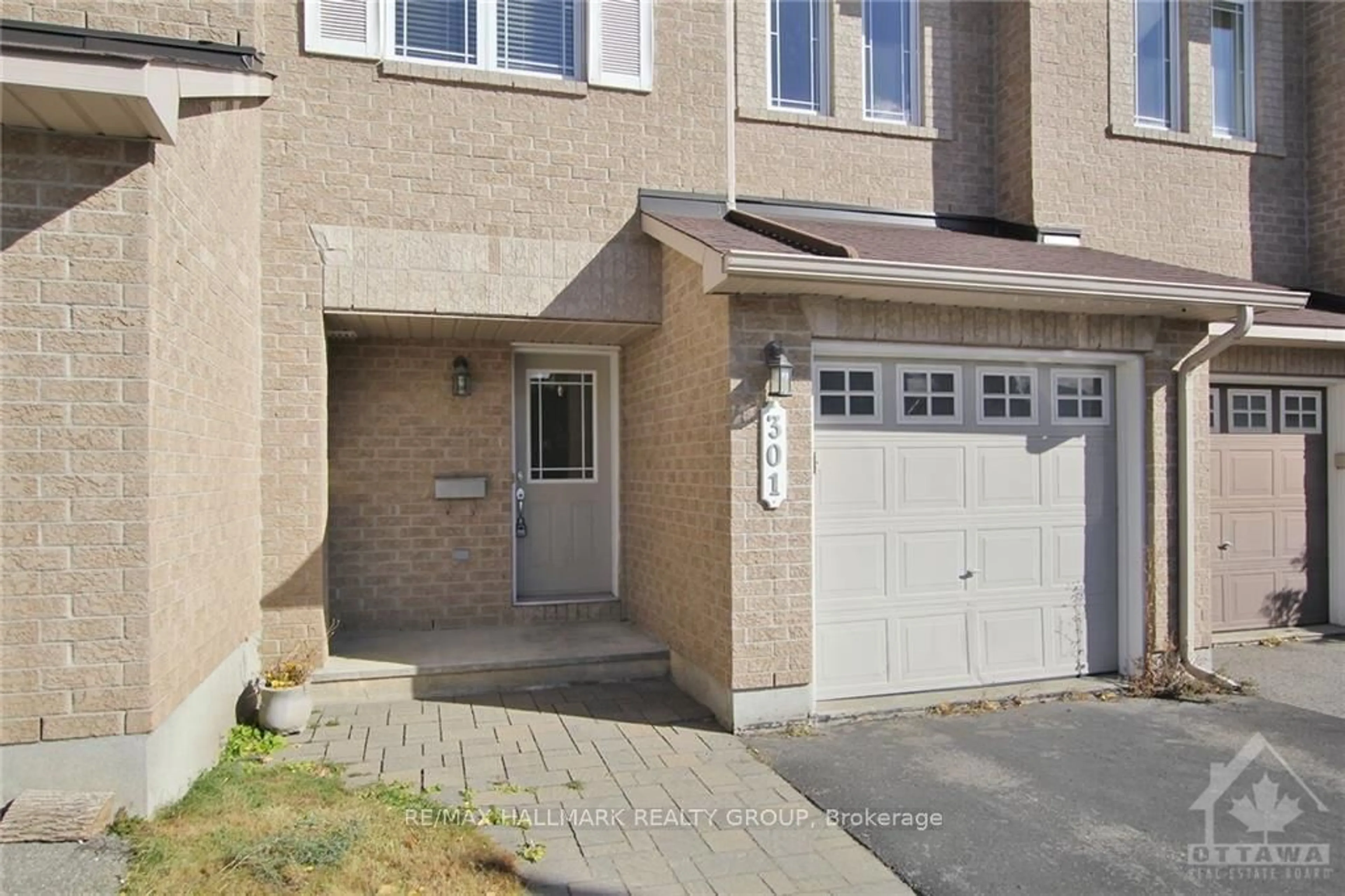 A pic from exterior of the house or condo, the street view for 301 SERENA Way, Barrhaven Ontario K2G 4P5