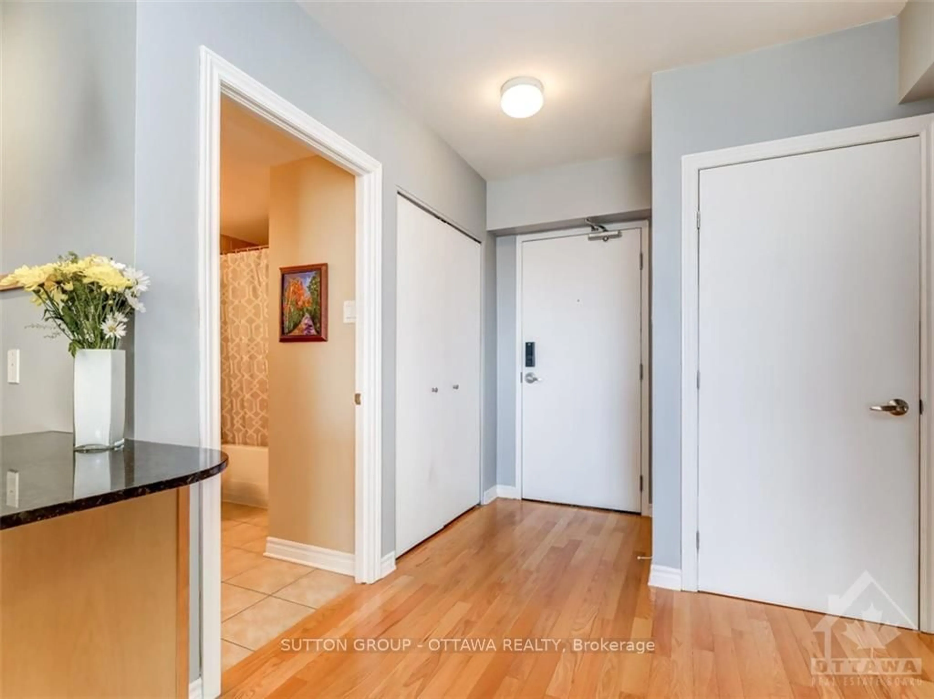 Indoor entryway, wood floors for 445 LAURIER Ave #1001, Ottawa Centre Ontario K1R 0A2