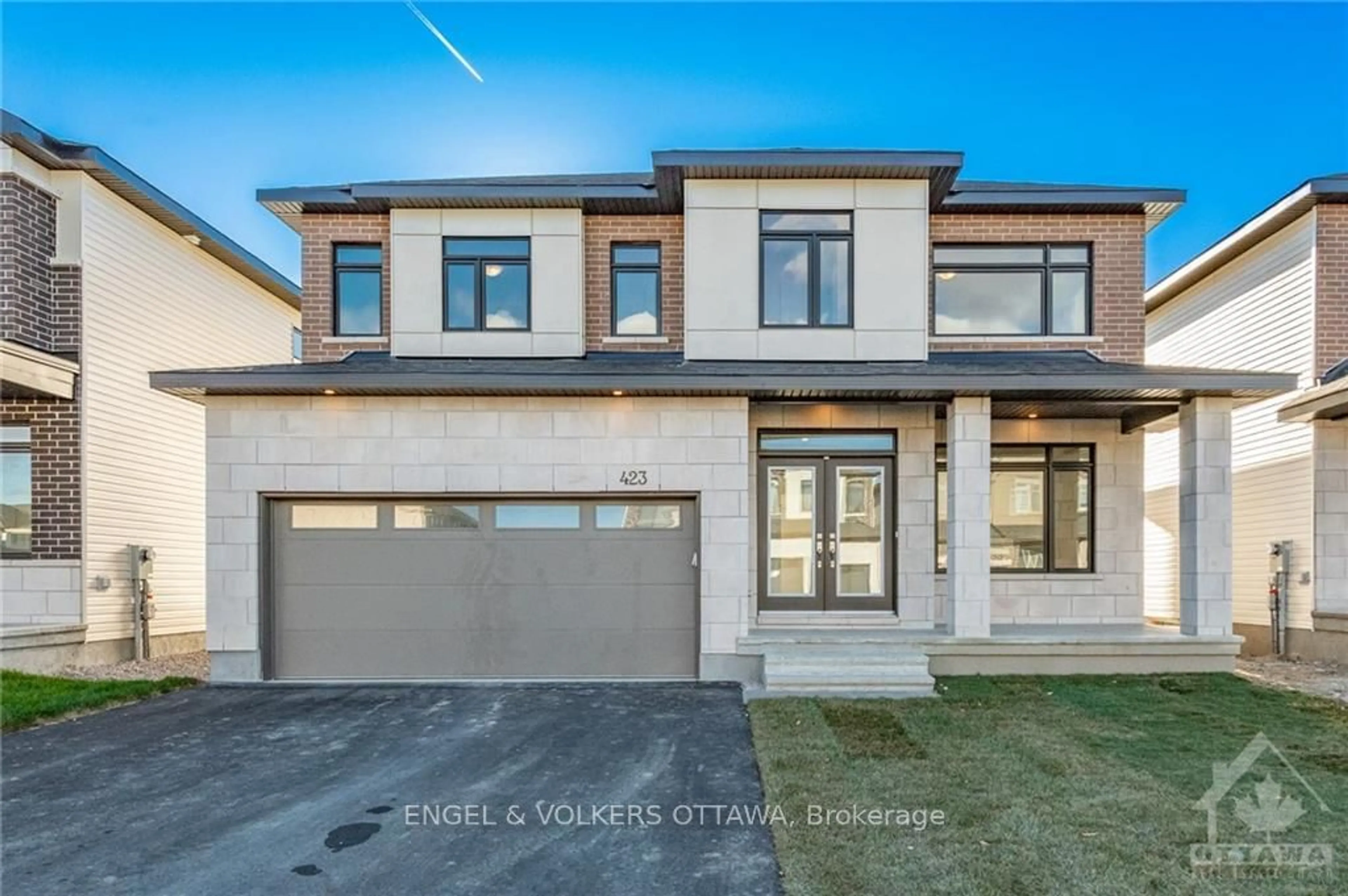 Frontside or backside of a home, the street view for 423 SHUTTLEWORTH Dr, Leitrim Ontario K1T 3W7