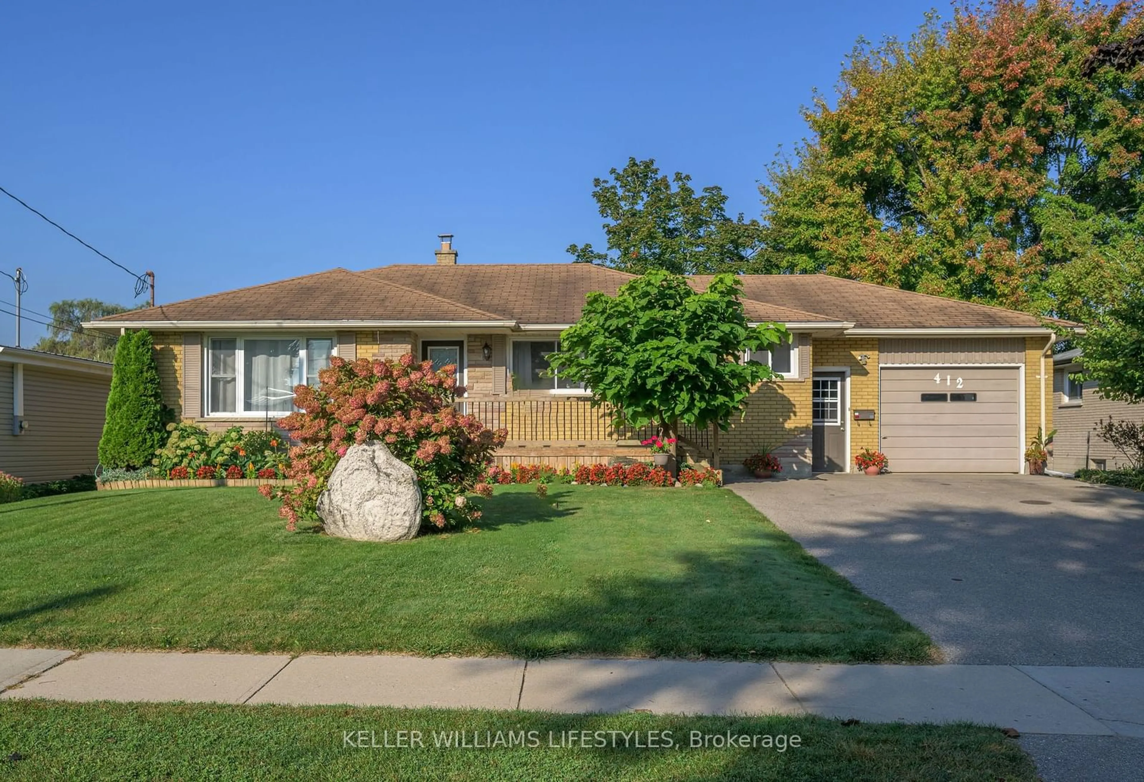 Frontside or backside of a home, the street view for 412 John St, Aylmer Ontario N5H 2E4