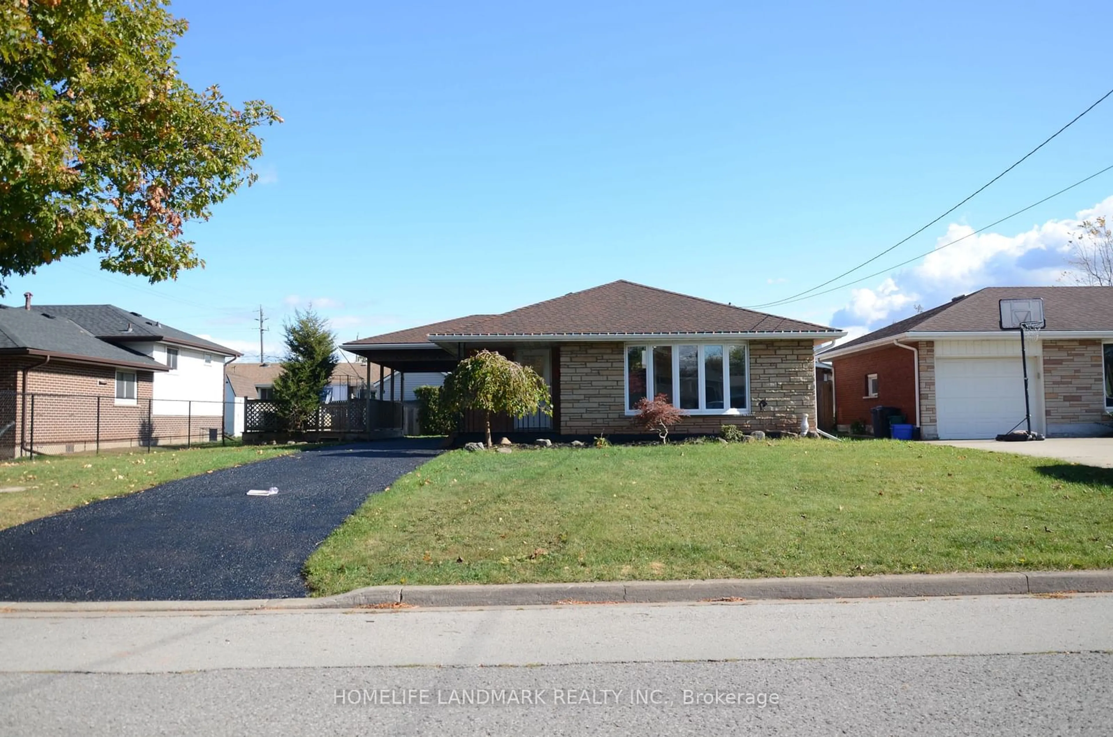 Frontside or backside of a home, the street view for 45 Lorne Ave, Grimsby Ontario L3M 2H9