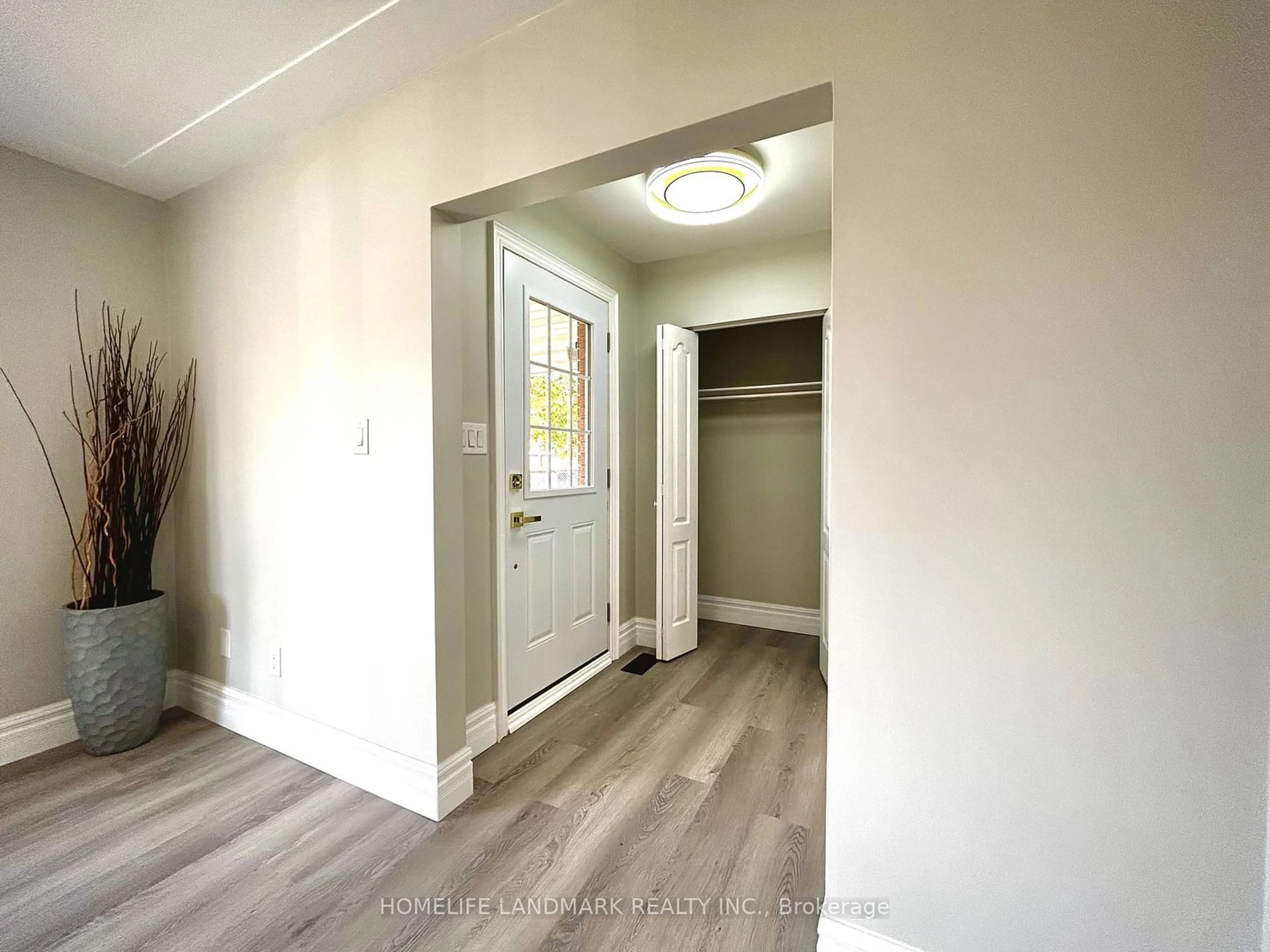 Indoor entryway, wood floors for 45 Lorne Ave, Grimsby Ontario L3M 2H9