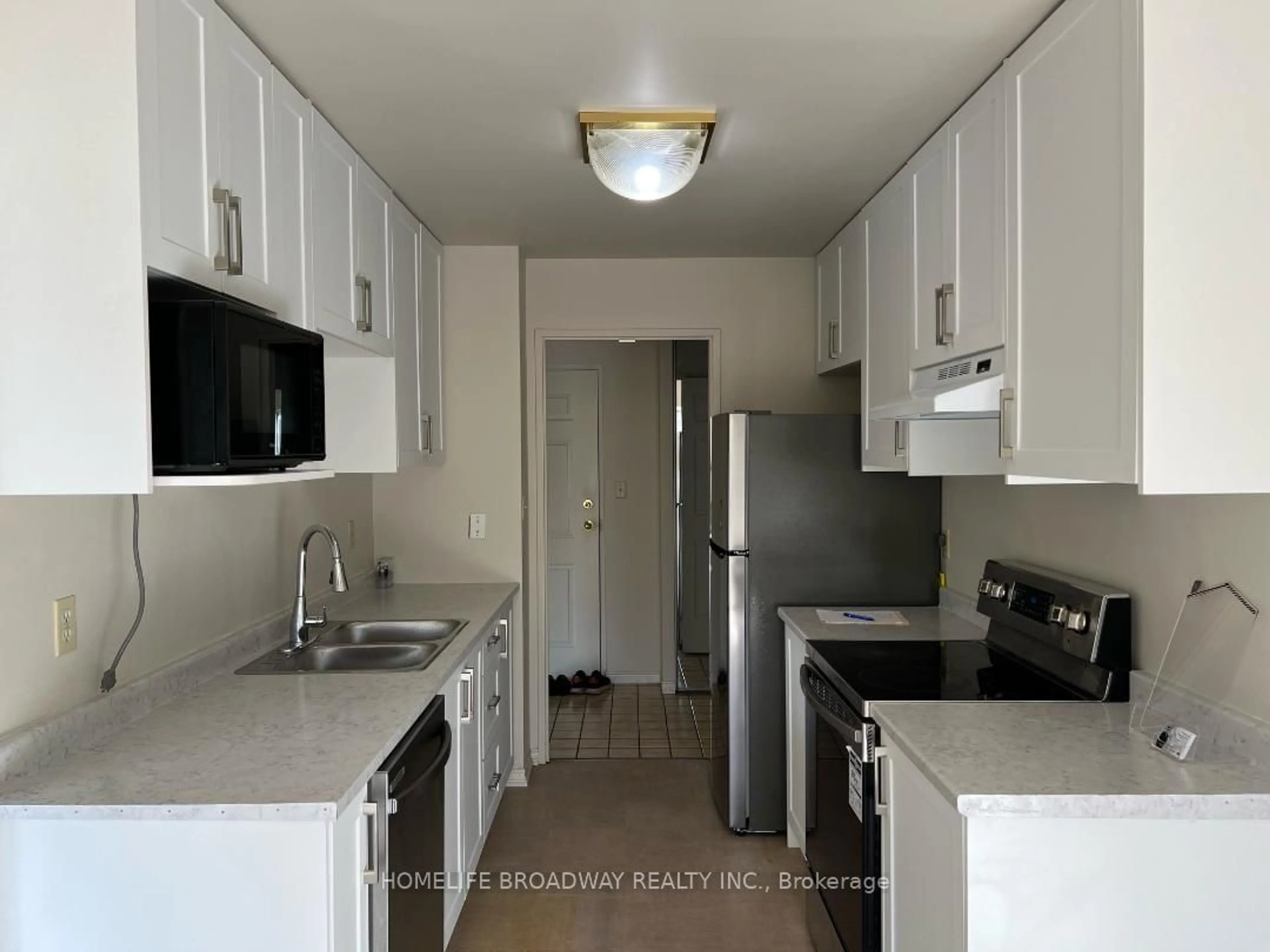 Standard kitchen for 300 Keats Way #104, Waterloo Ontario N2L 6E6