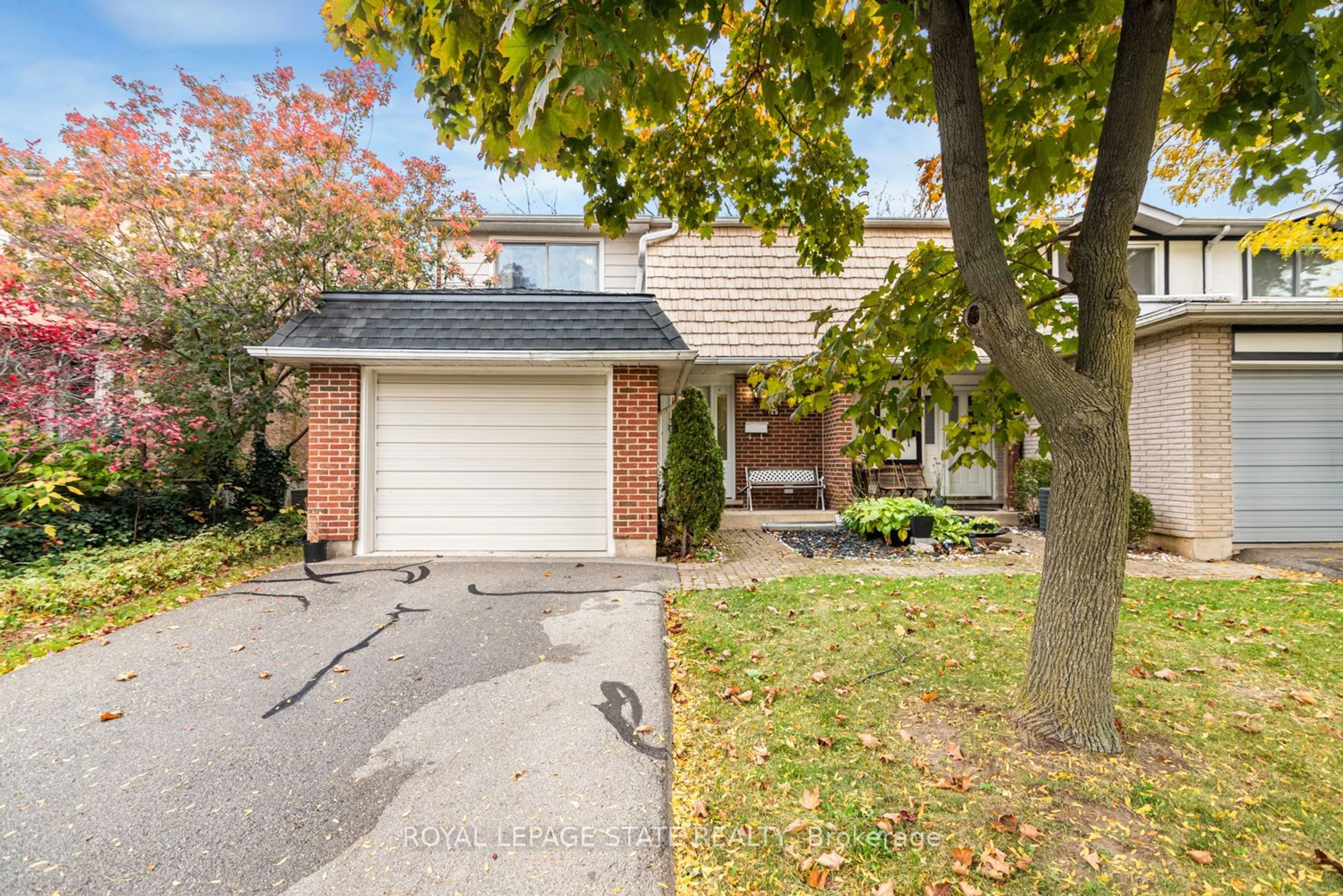 A pic from exterior of the house or condo, the street view for 100 St Andrews Crt #25, Hamilton Ontario L8K 6H2