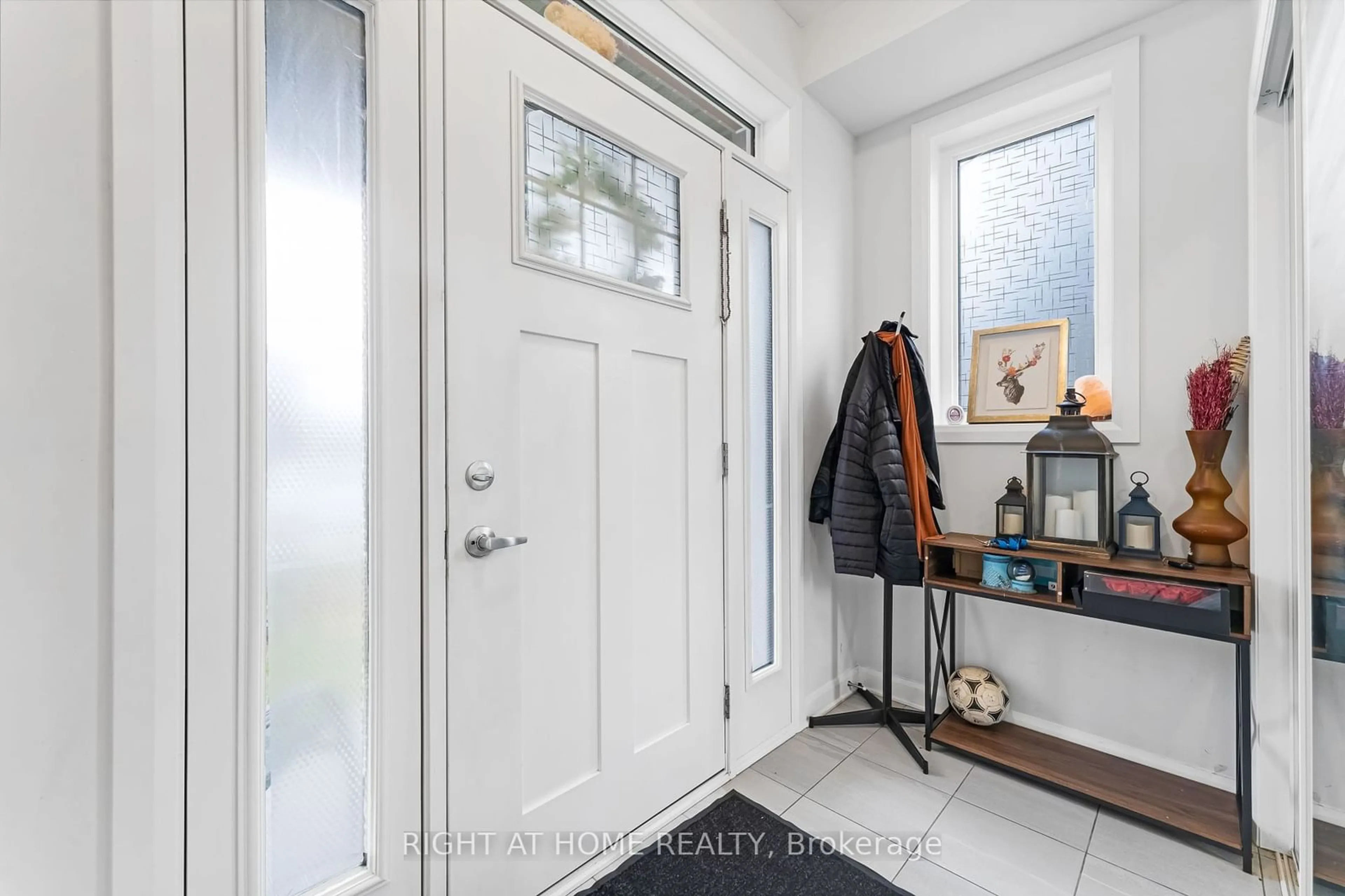 Indoor entryway, wood floors for 736 Sebastian St, Orleans - Cumberland and Area Ontario K4A 5L1