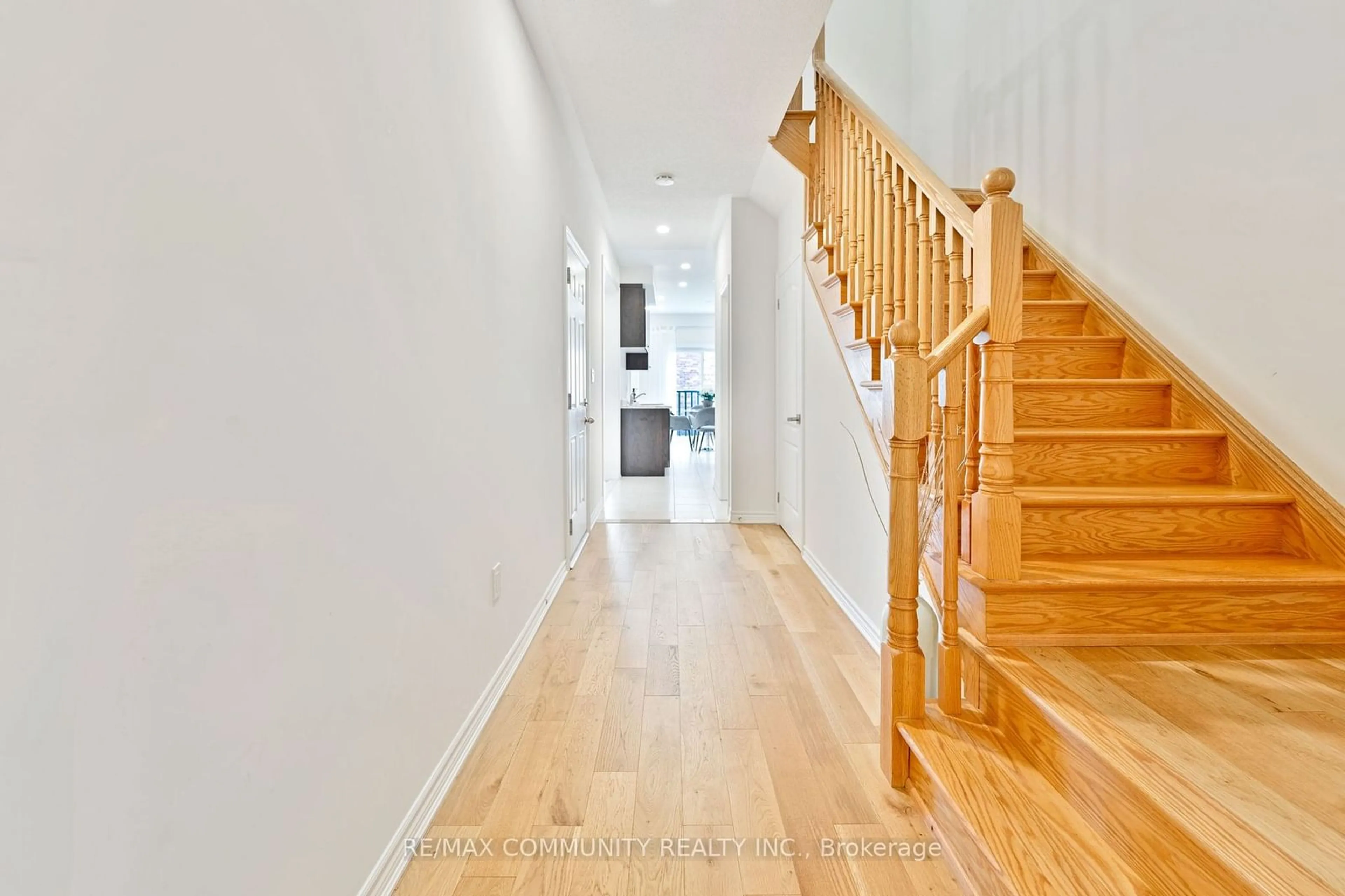 Indoor foyer, wood floors for 11 Bruton St, Thorold Ontario L2V 0J6