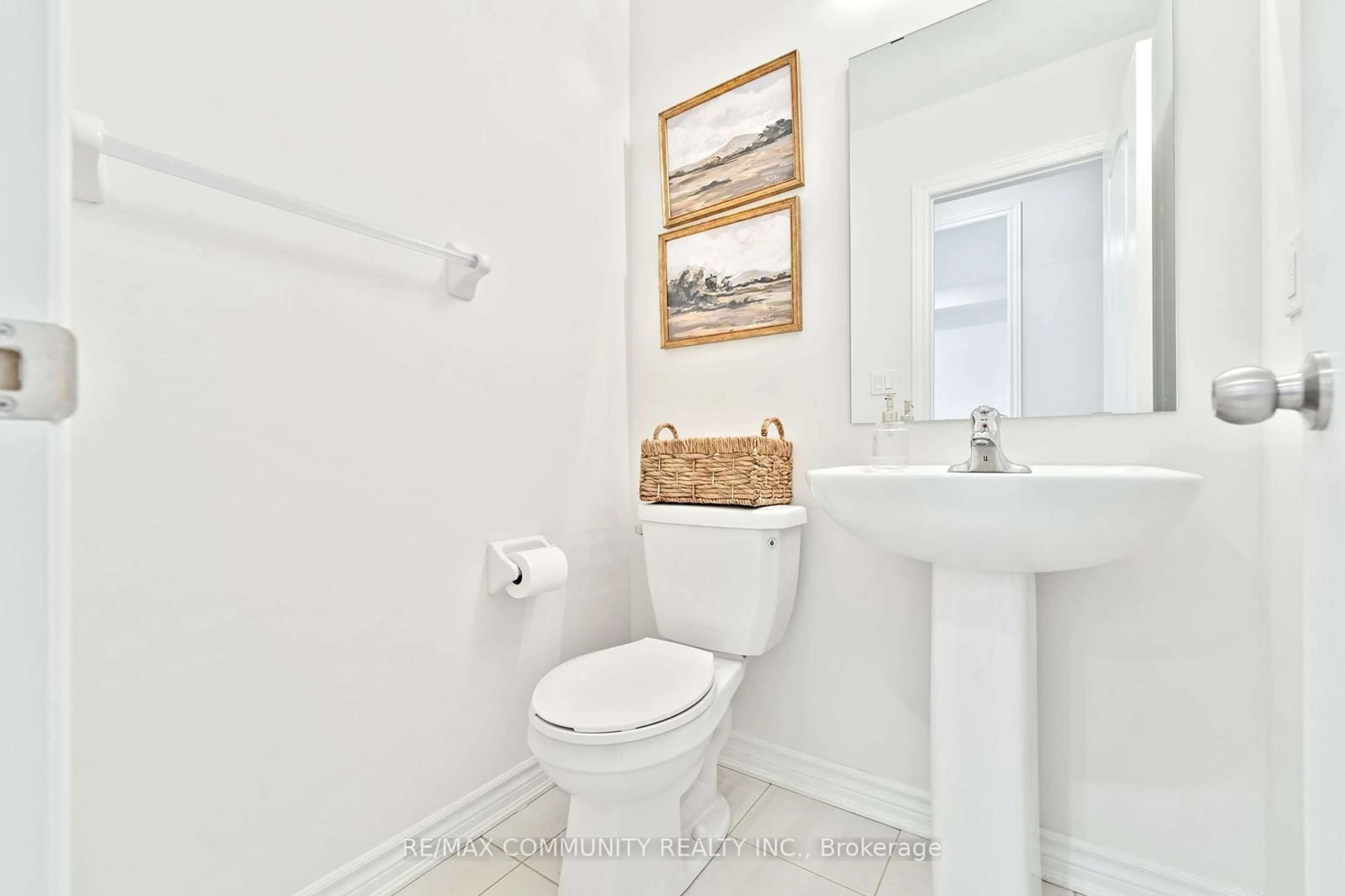 Standard bathroom, not visible floor for 11 Bruton St, Thorold Ontario L2V 0J6