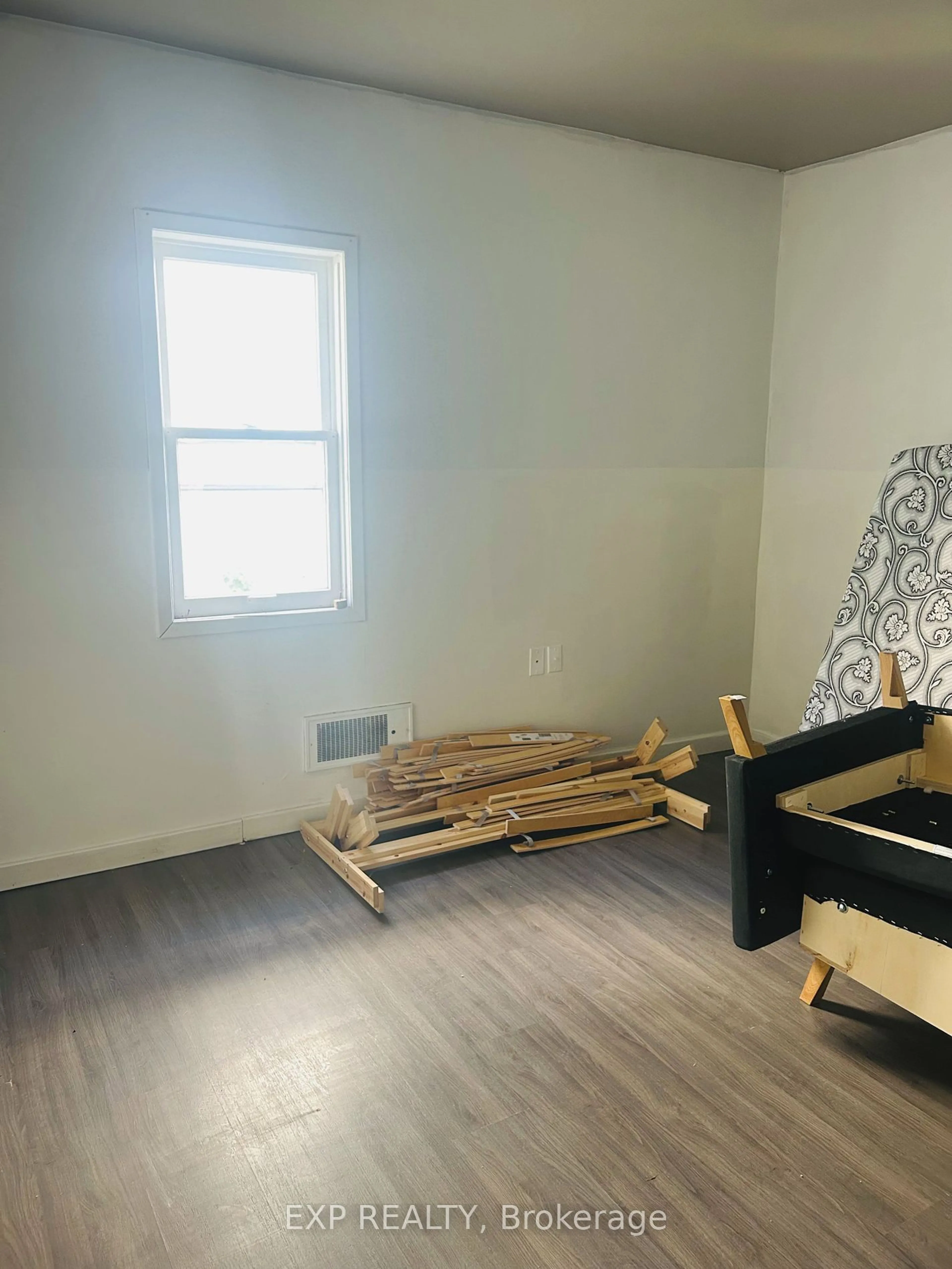 A pic of a room, wood floors for 14 St George St, Chatham-Kent Ontario N7M 4P2