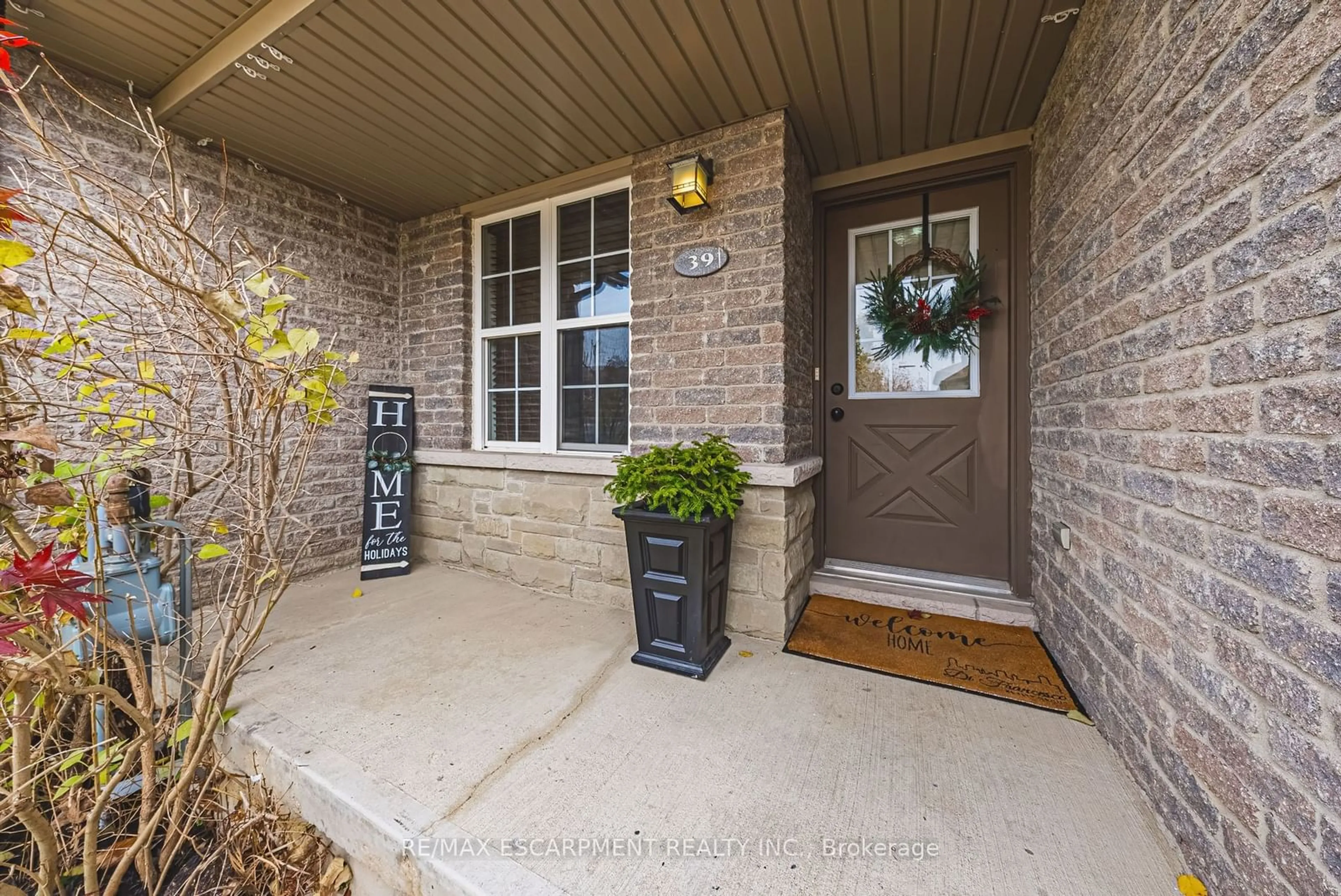 Indoor entryway, wood floors for 39 Thames Way, Hamilton Ontario L0R 1W0