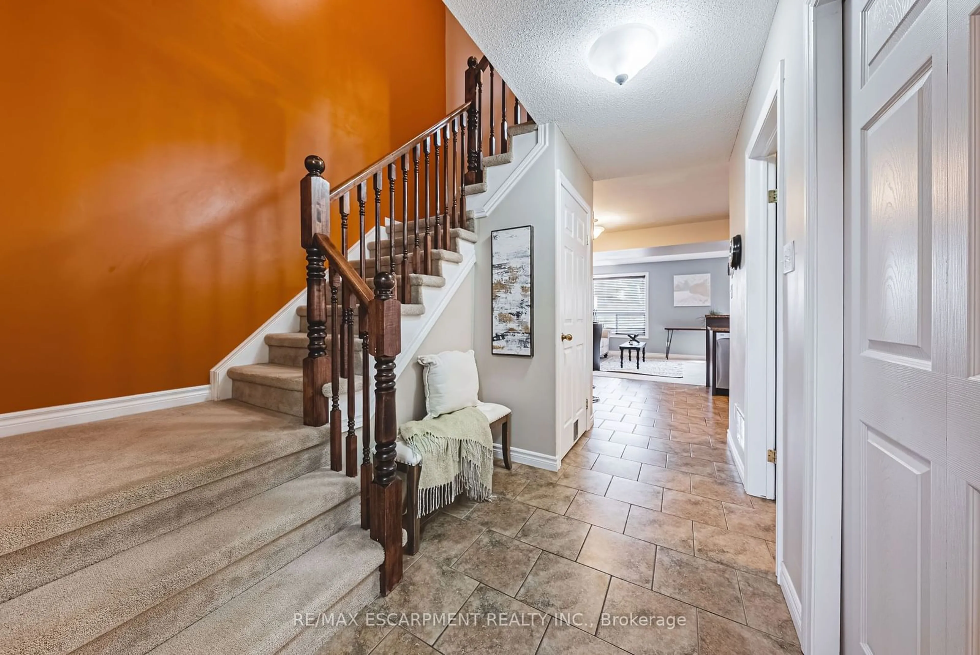 Indoor entryway, wood floors for 39 Thames Way, Hamilton Ontario L0R 1W0