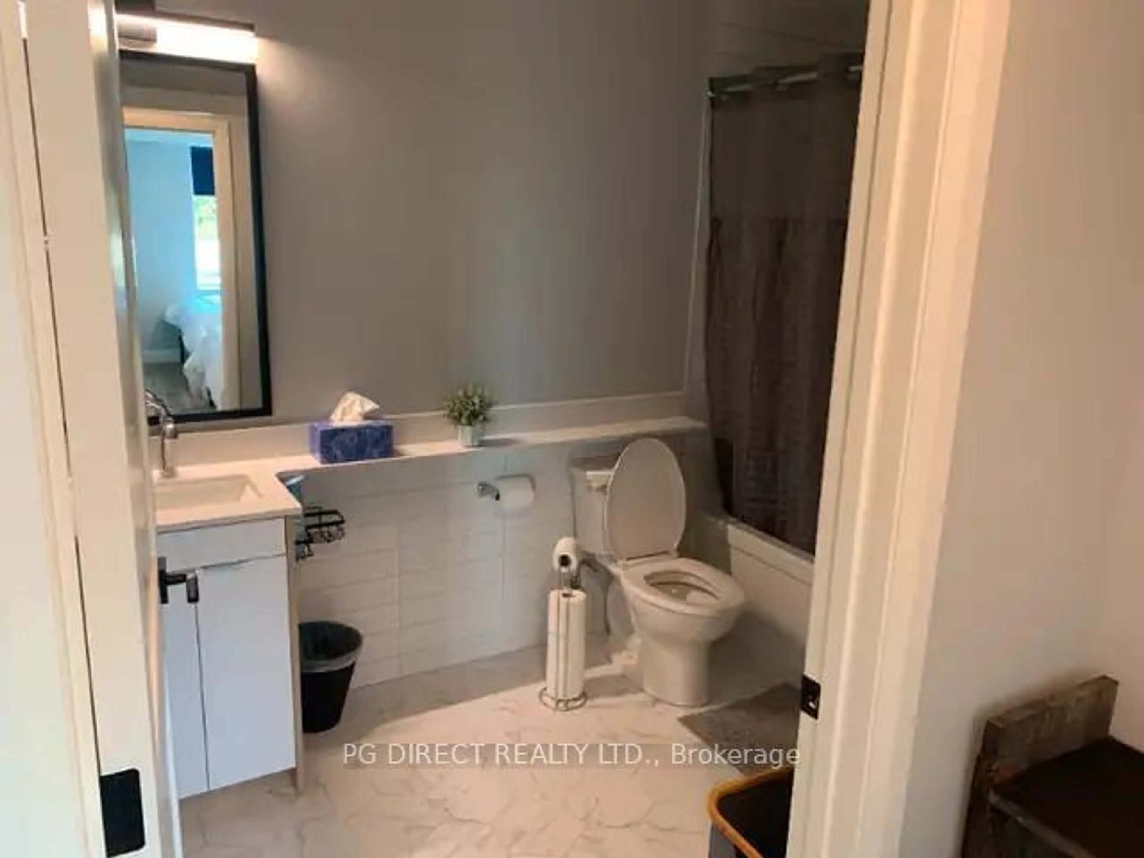 Standard bathroom for 34 Norman St #104, Brantford Ontario N3R 2Y1