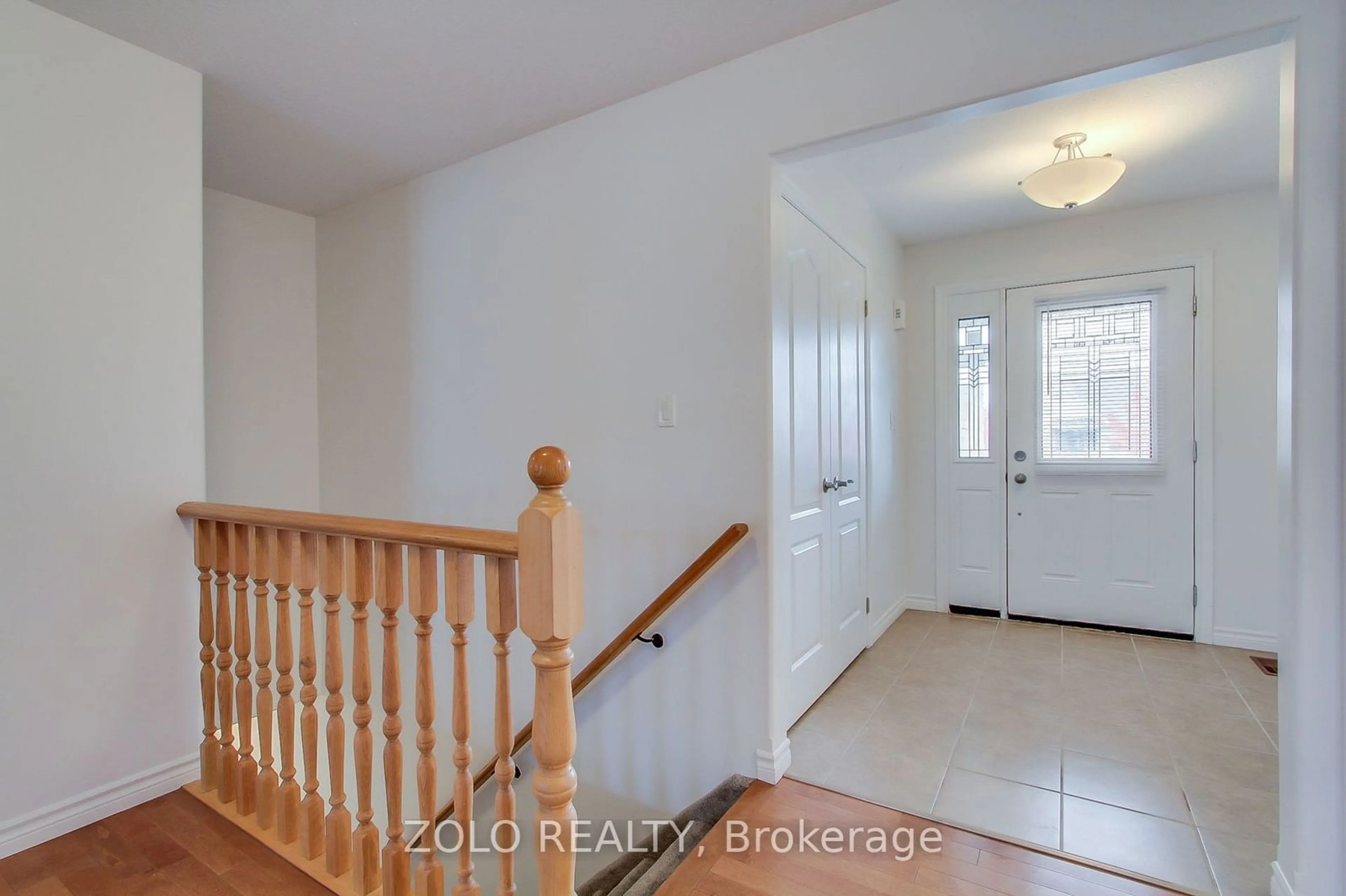 Indoor entryway, wood floors for 15 Matchett Cres, Kawartha Lakes Ontario K9V 0G4