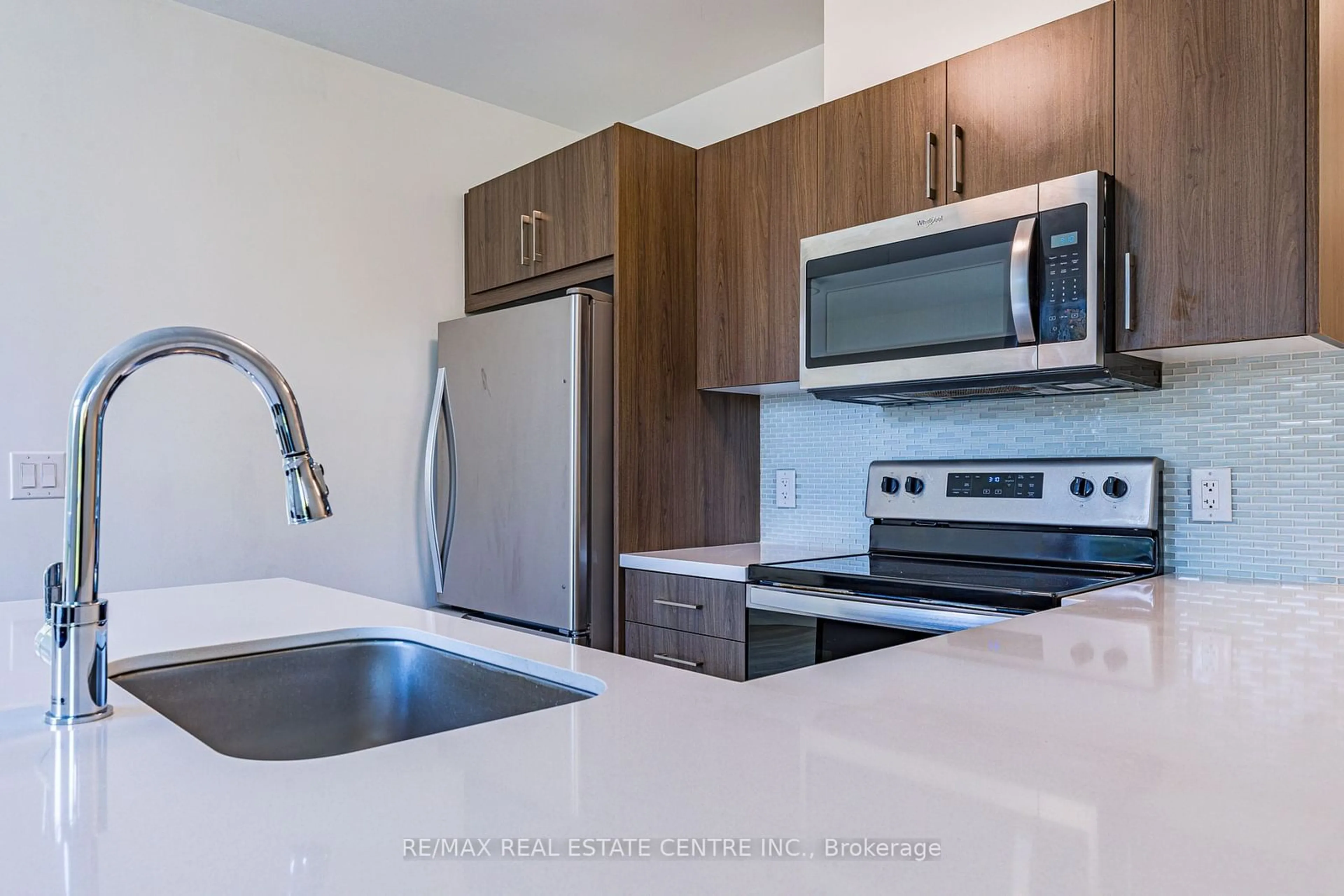 Standard kitchen for 455 Charlton Ave #208, Hamilton Ontario L8N 0B2