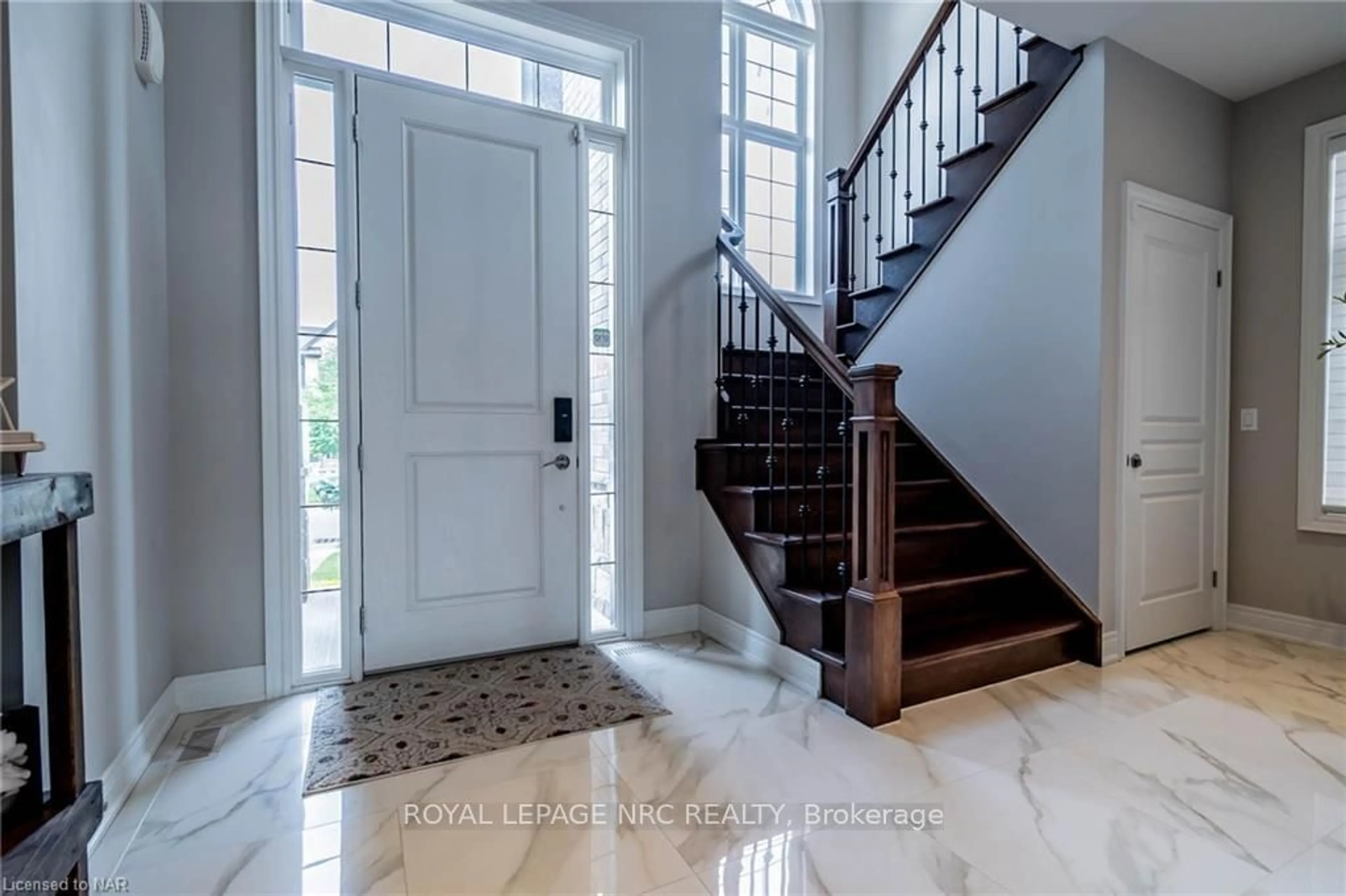 Indoor entryway, wood floors for 8 TUSCANY Crt, St. Catharines Ontario L2S 0E2