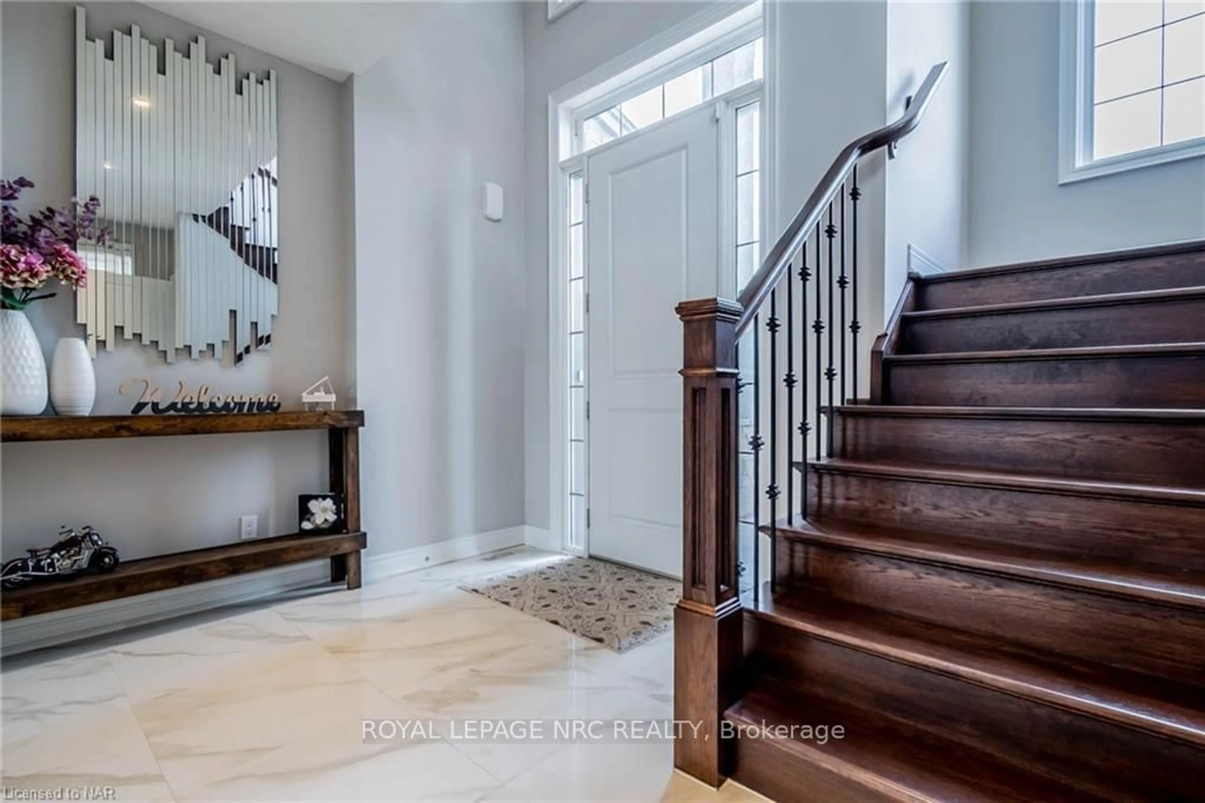 Indoor entryway, wood floors for 8 TUSCANY Crt, St. Catharines Ontario L2S 0E2