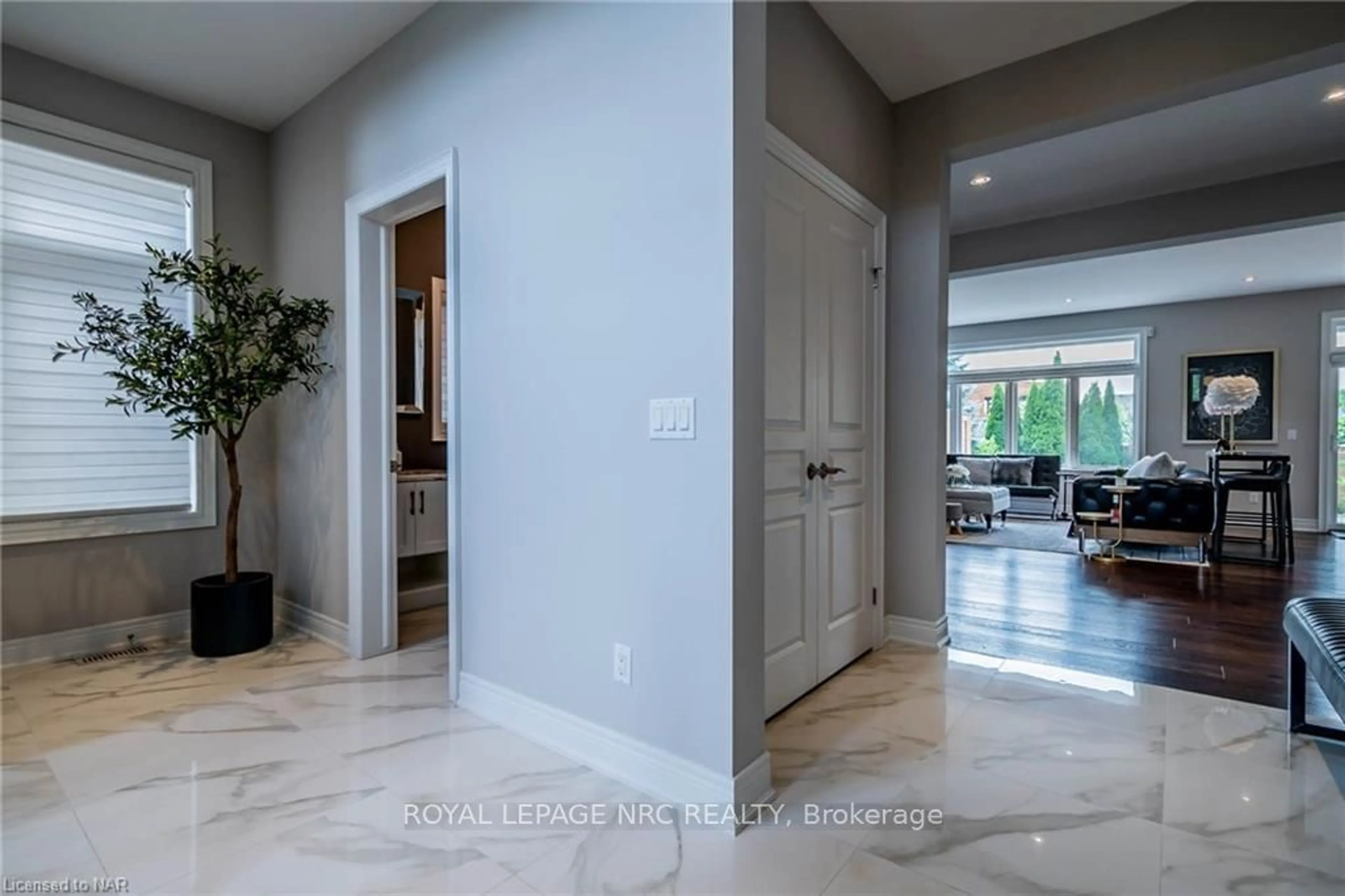 Indoor entryway, ceramic floors for 8 TUSCANY Crt, St. Catharines Ontario L2S 0E2