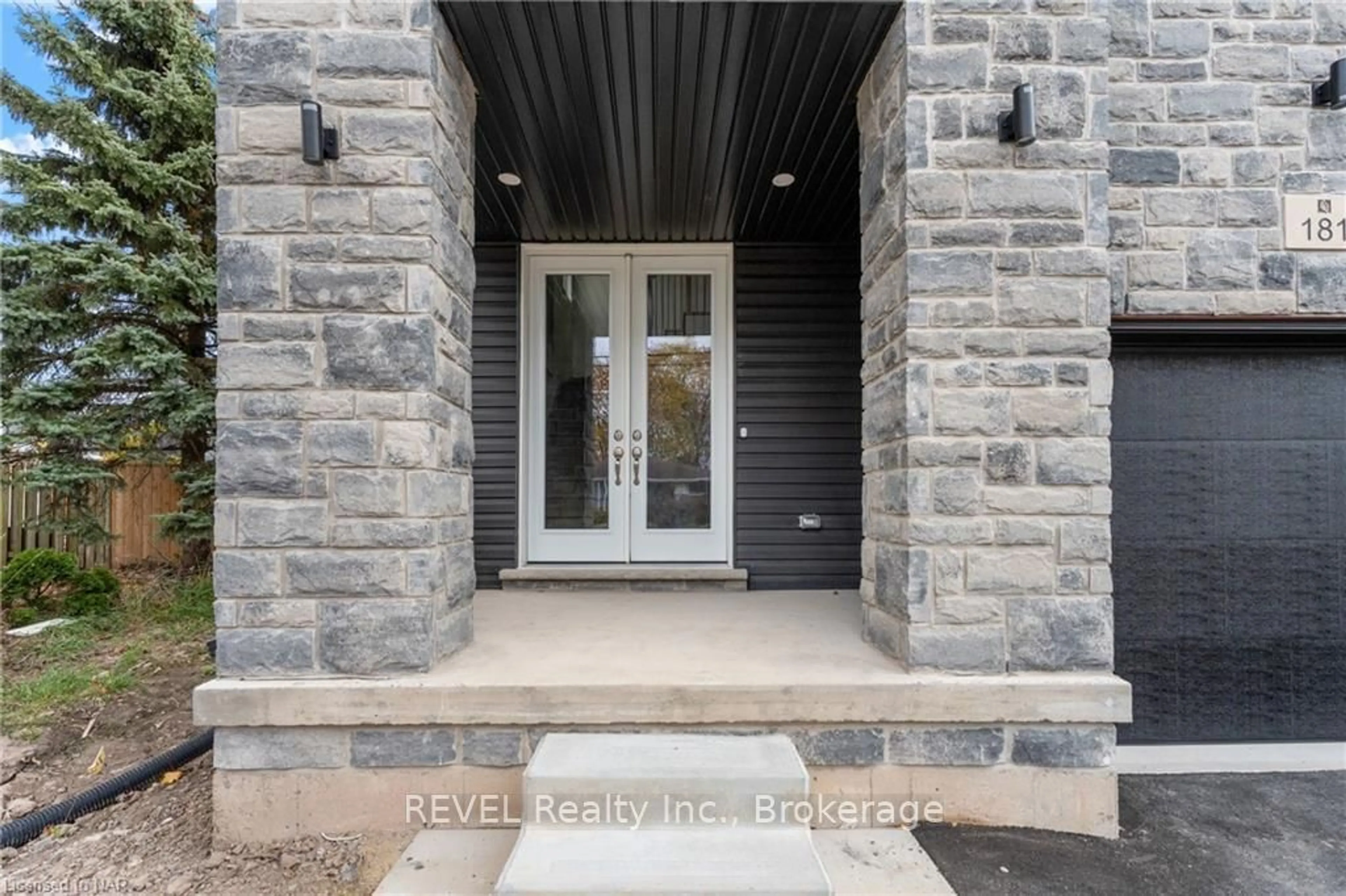 Indoor entryway, cement floor for 181 SOUTHWORTH St, Welland Ontario L3B 1Z4