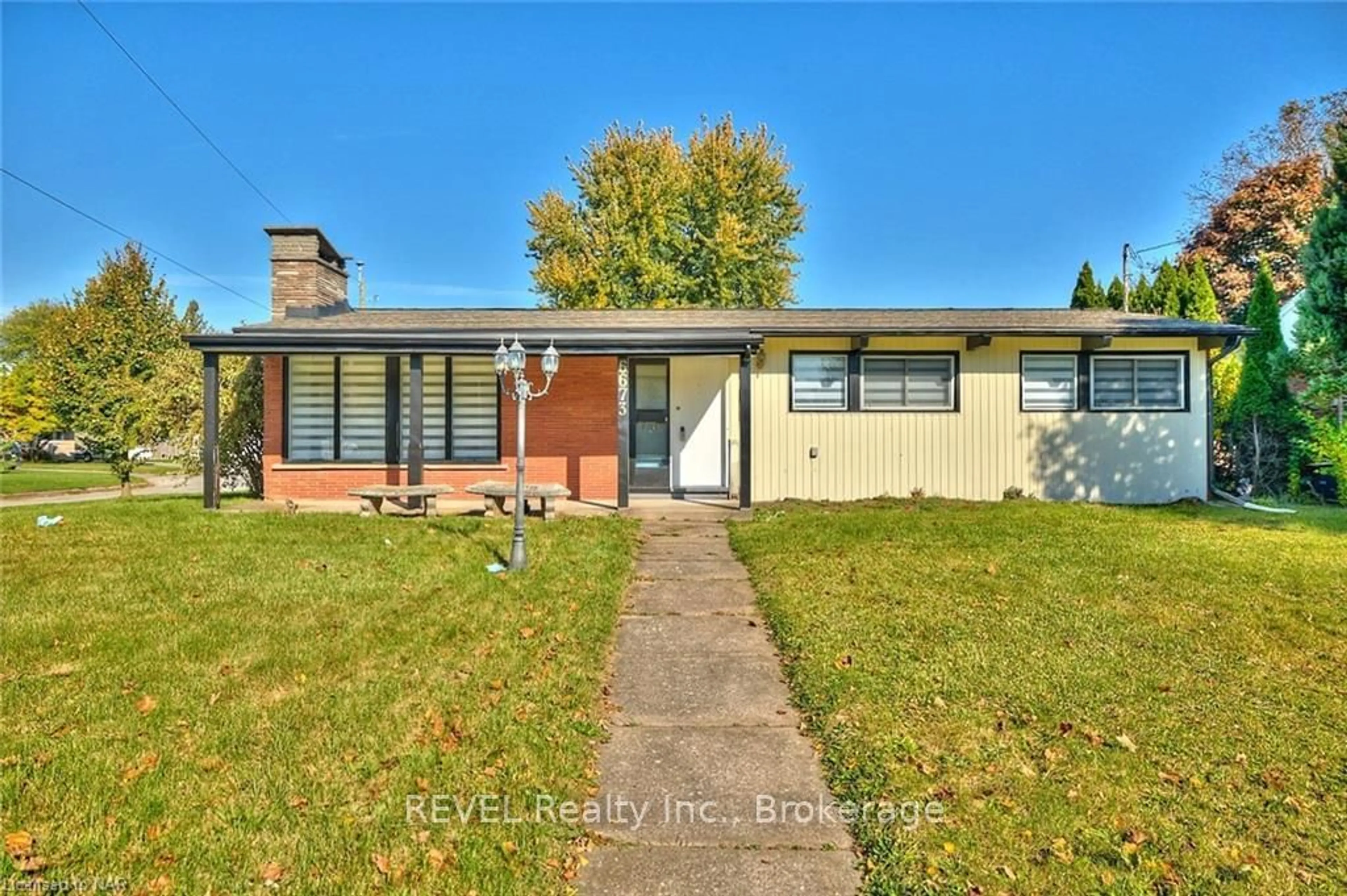 Frontside or backside of a home, the street view for 6673 HUGGINS St, Niagara Falls Ontario L2J 1H5